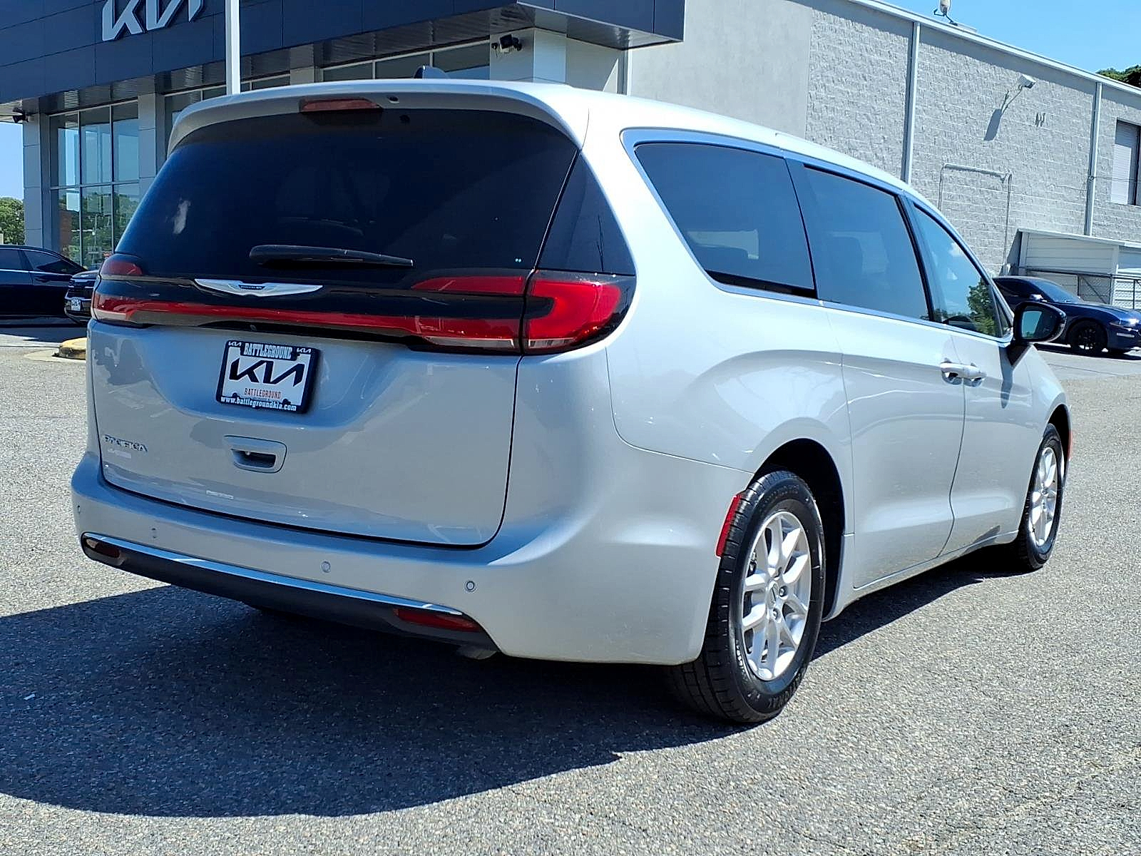 Used 2024 Chrysler Pacifica Van