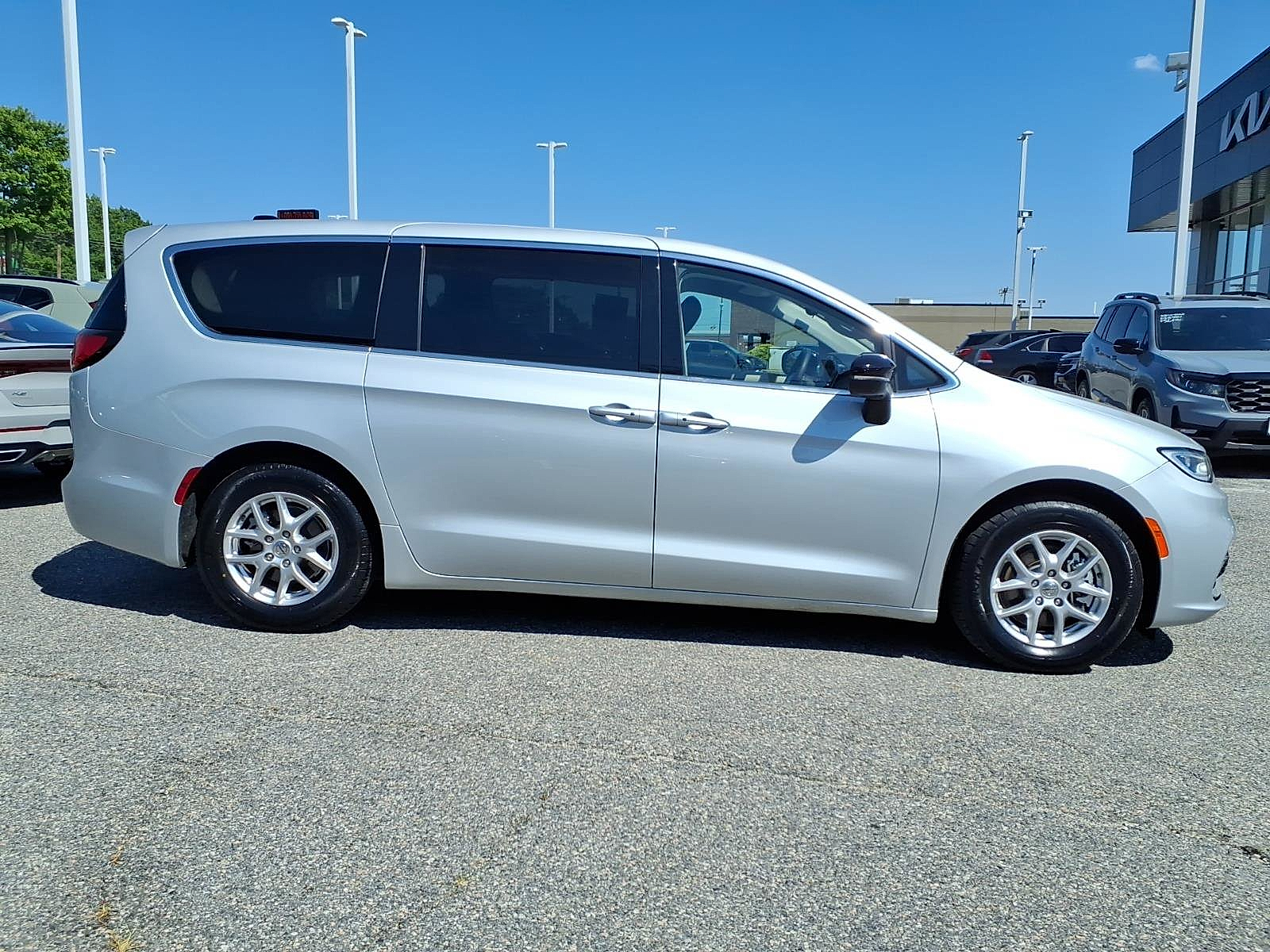 Used 2024 Chrysler Pacifica Van