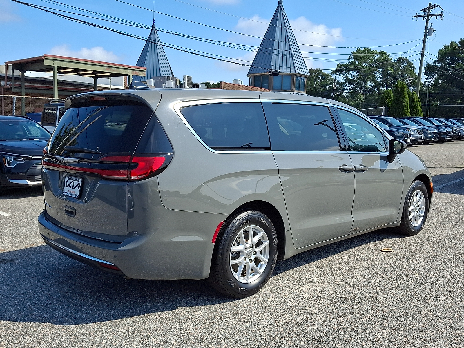Used 2023 Chrysler Pacifica Van