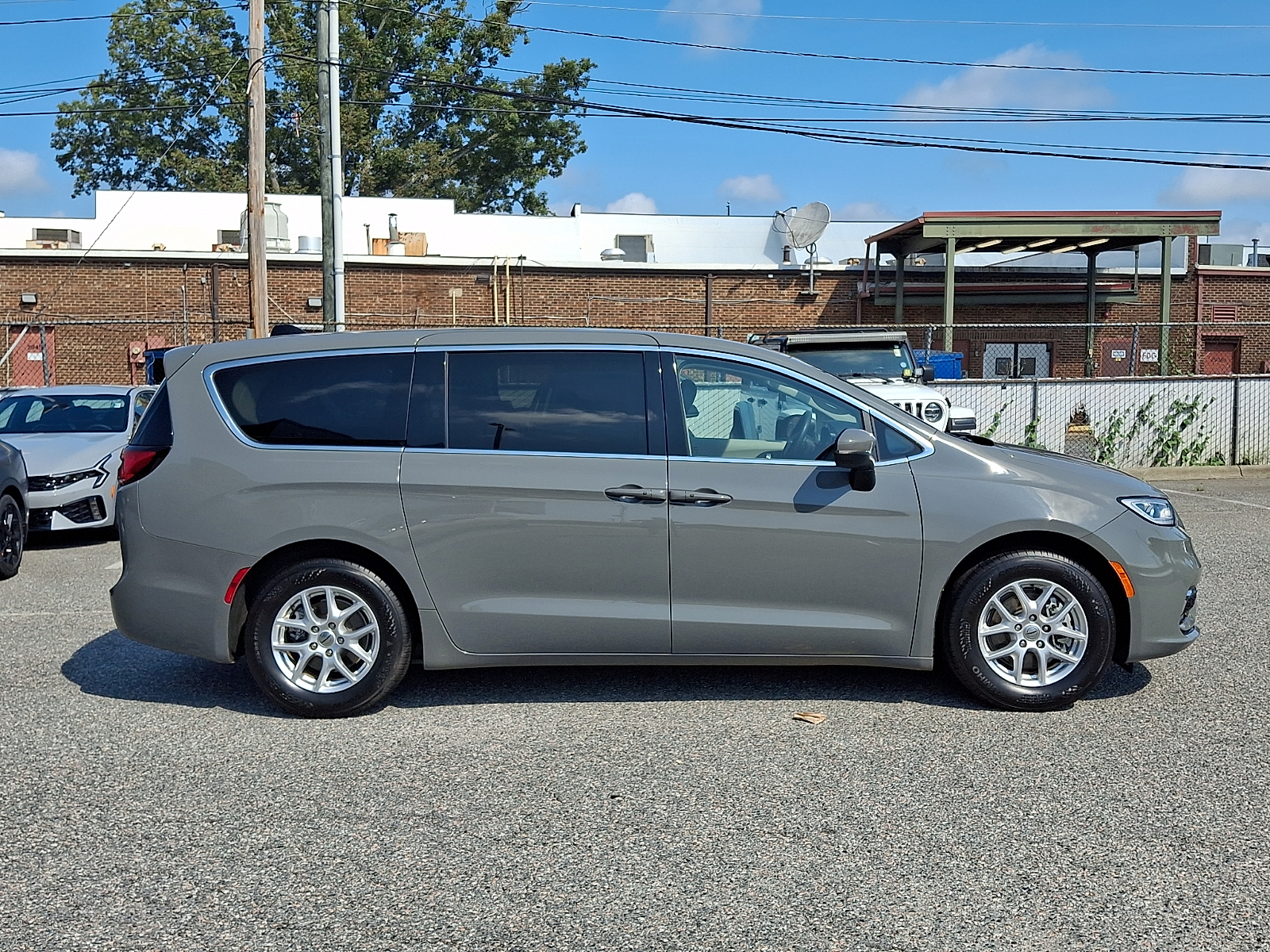 Used 2023 Chrysler Pacifica Van