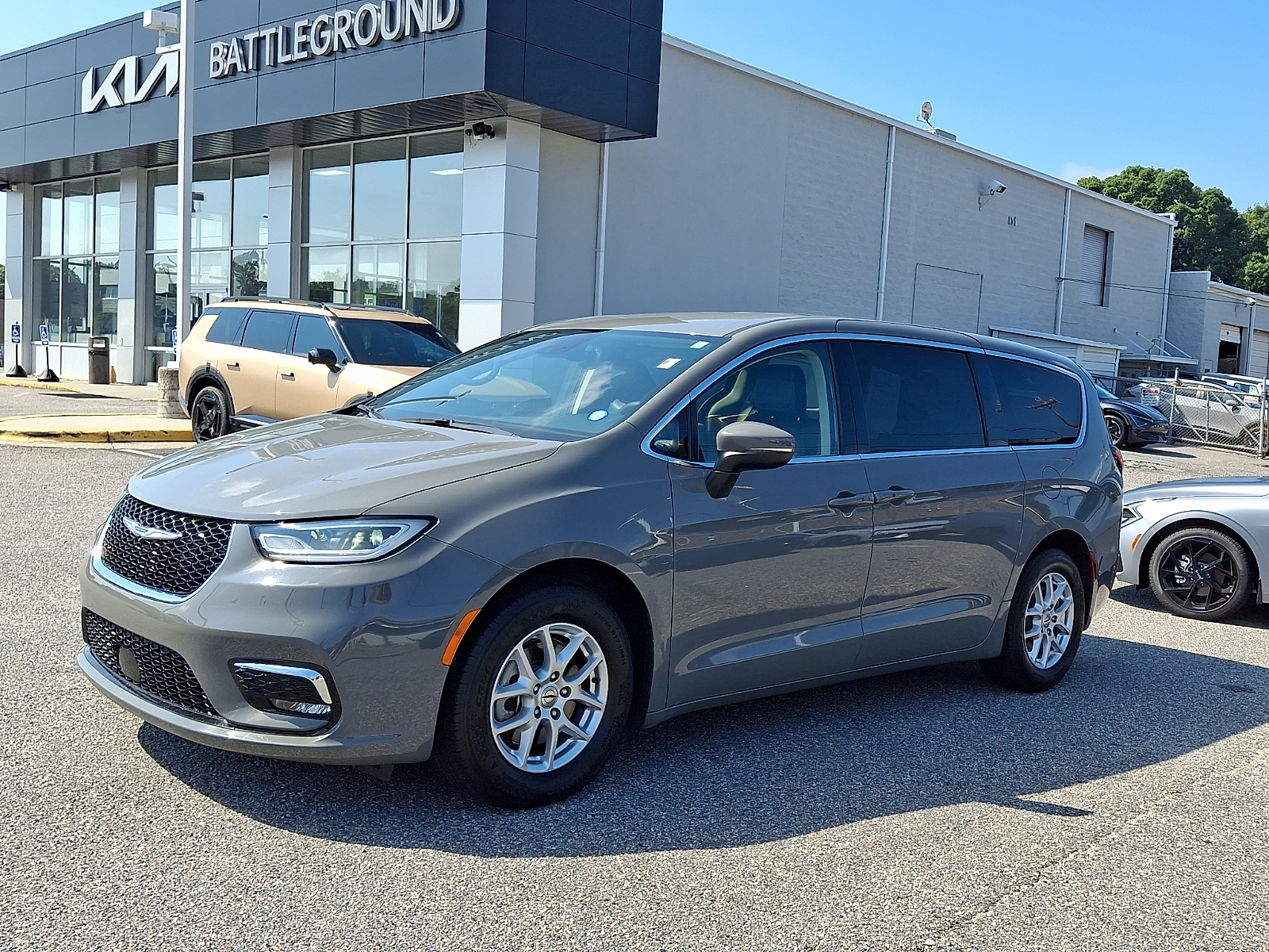 Used 2023 Chrysler Pacifica Van