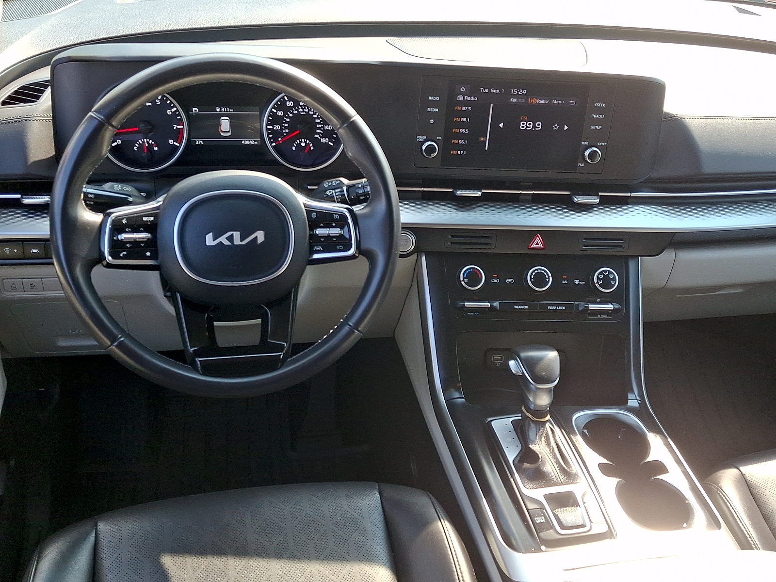 Used 2024 Kia Carnival Van