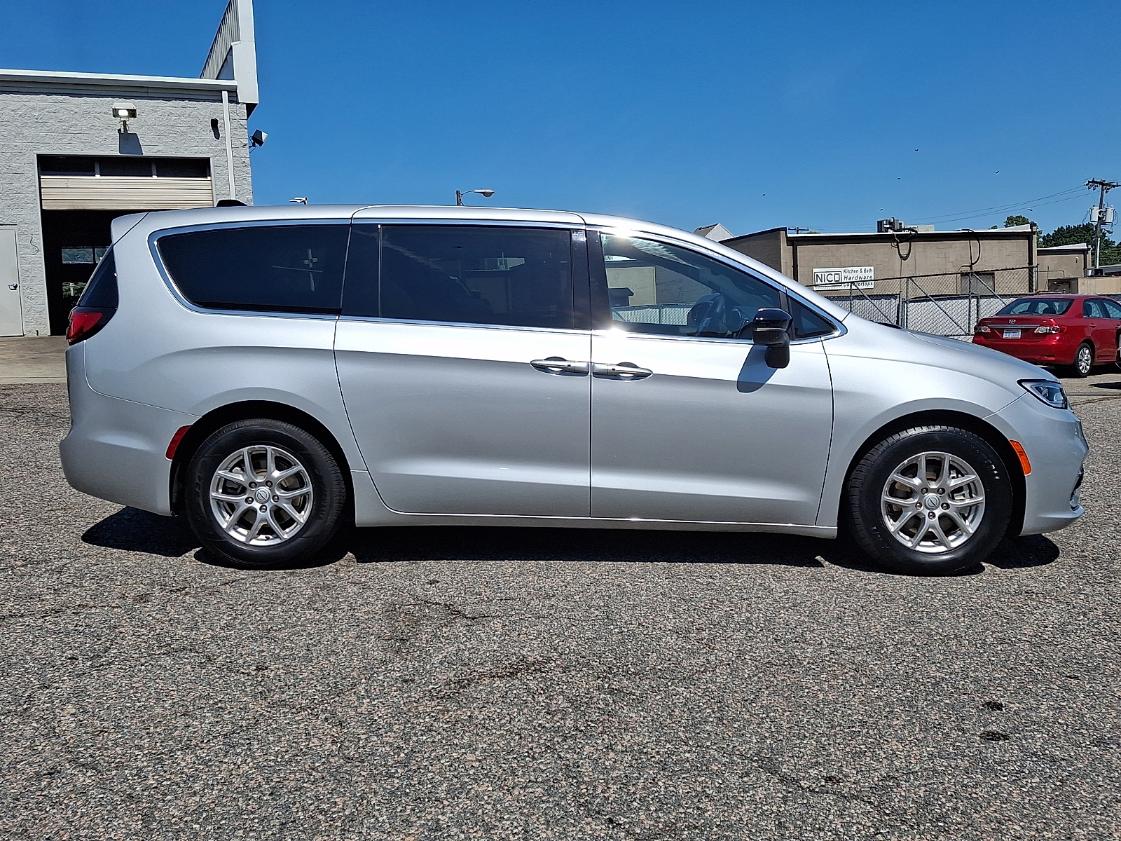 Used 2026 Chrysler Pacifica Van