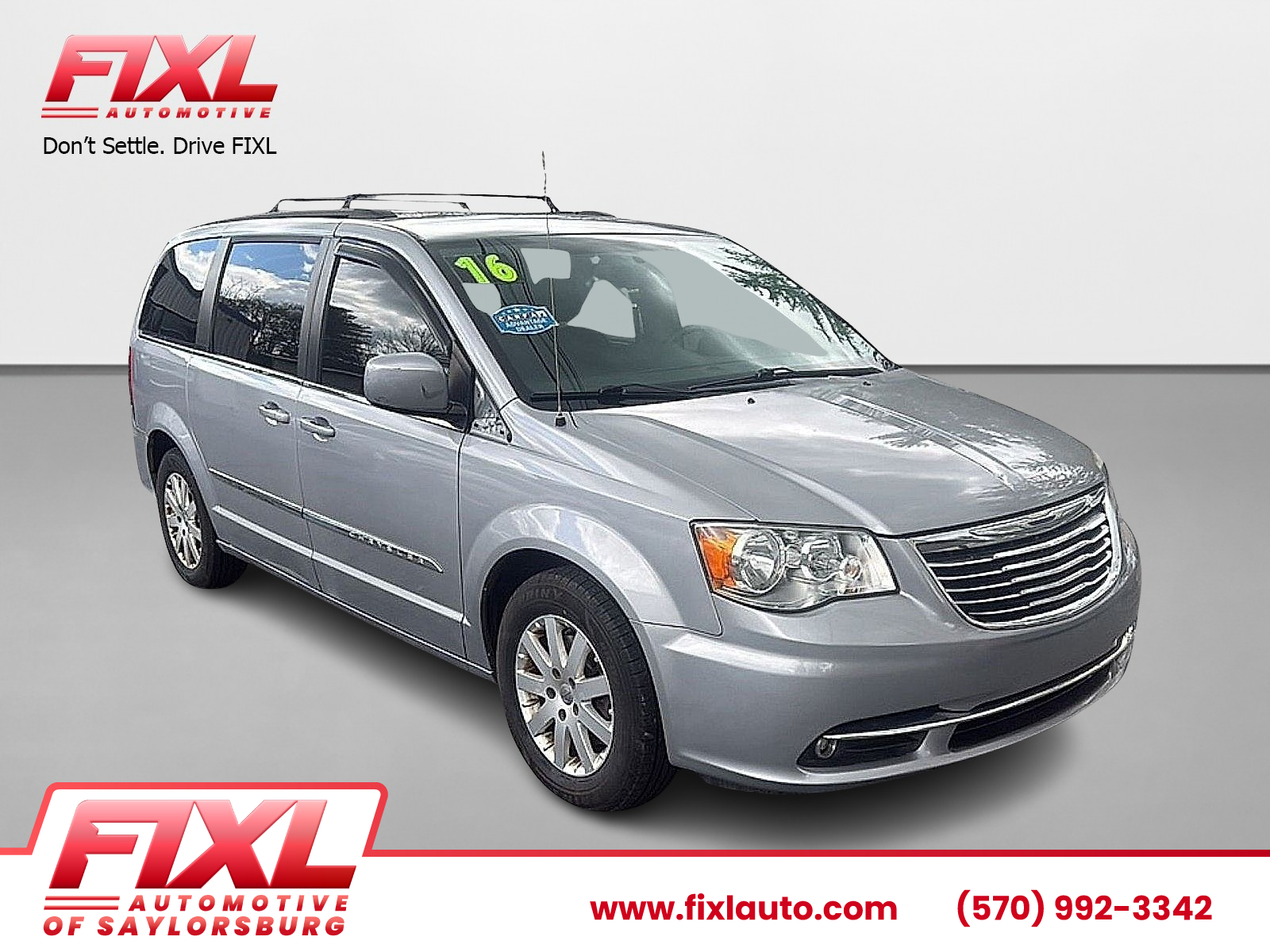 2016 Chrysler Town & Country Touring's photo