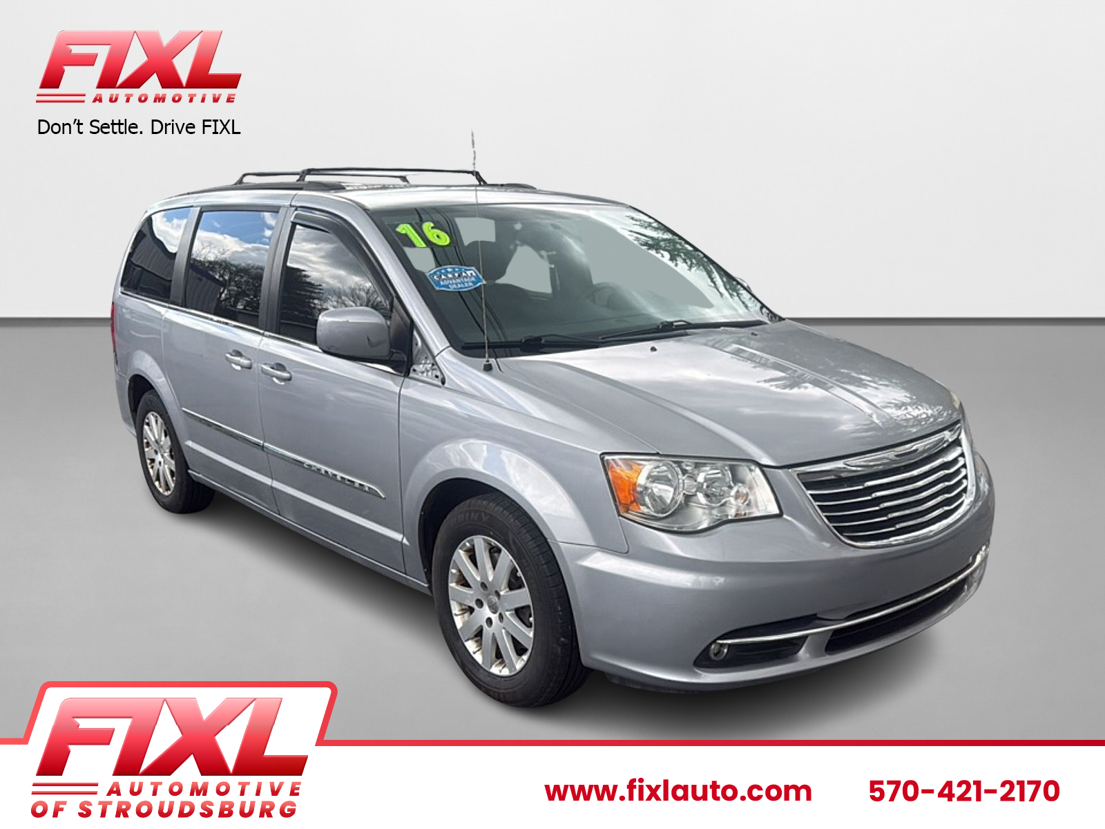 2016 Chrysler Town & Country Touring's photo