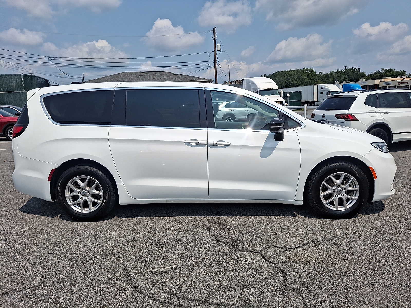 Used 2024 Chrysler Pacifica Van