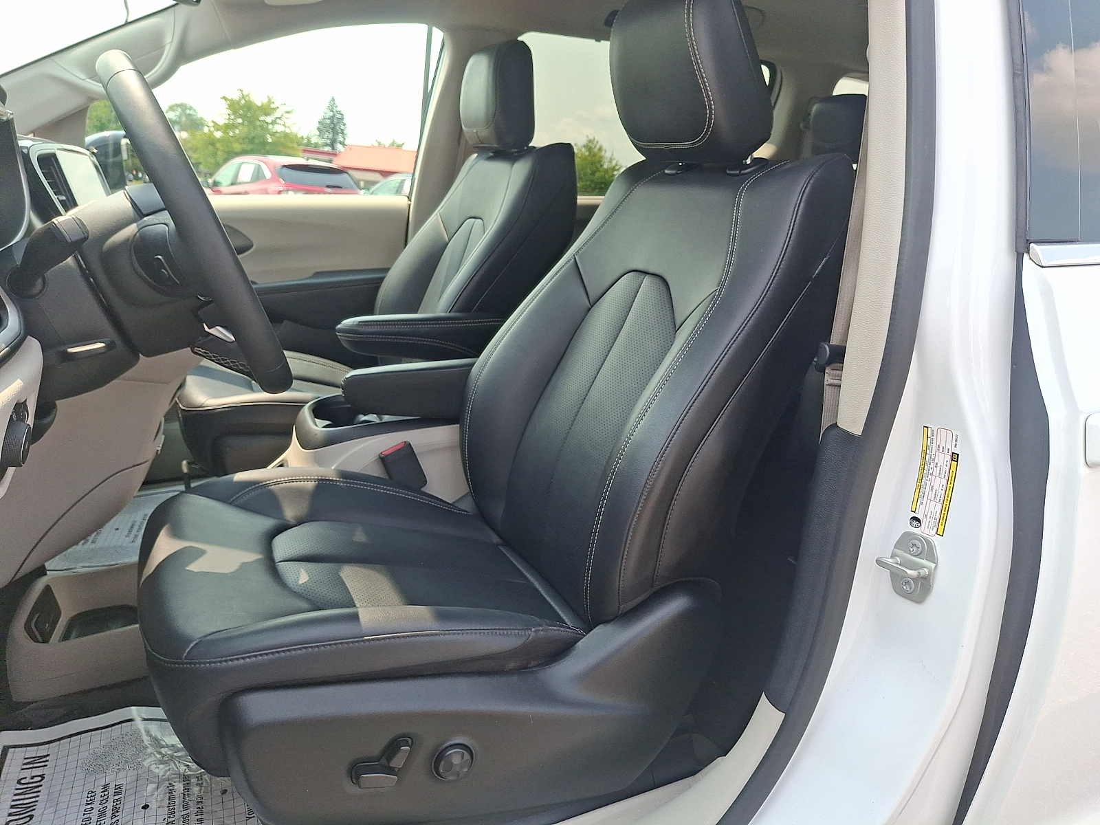 Used 2024 Chrysler Pacifica Van