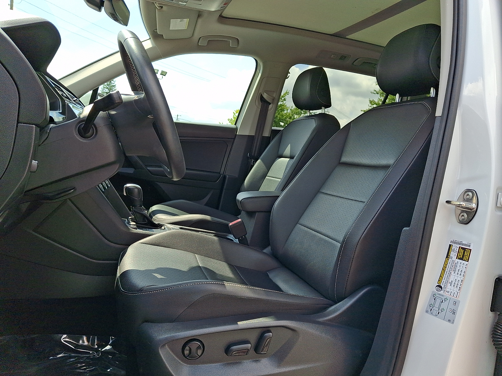 Used 2021 Volkswagen Tiguan SUV - photo 12 of 31