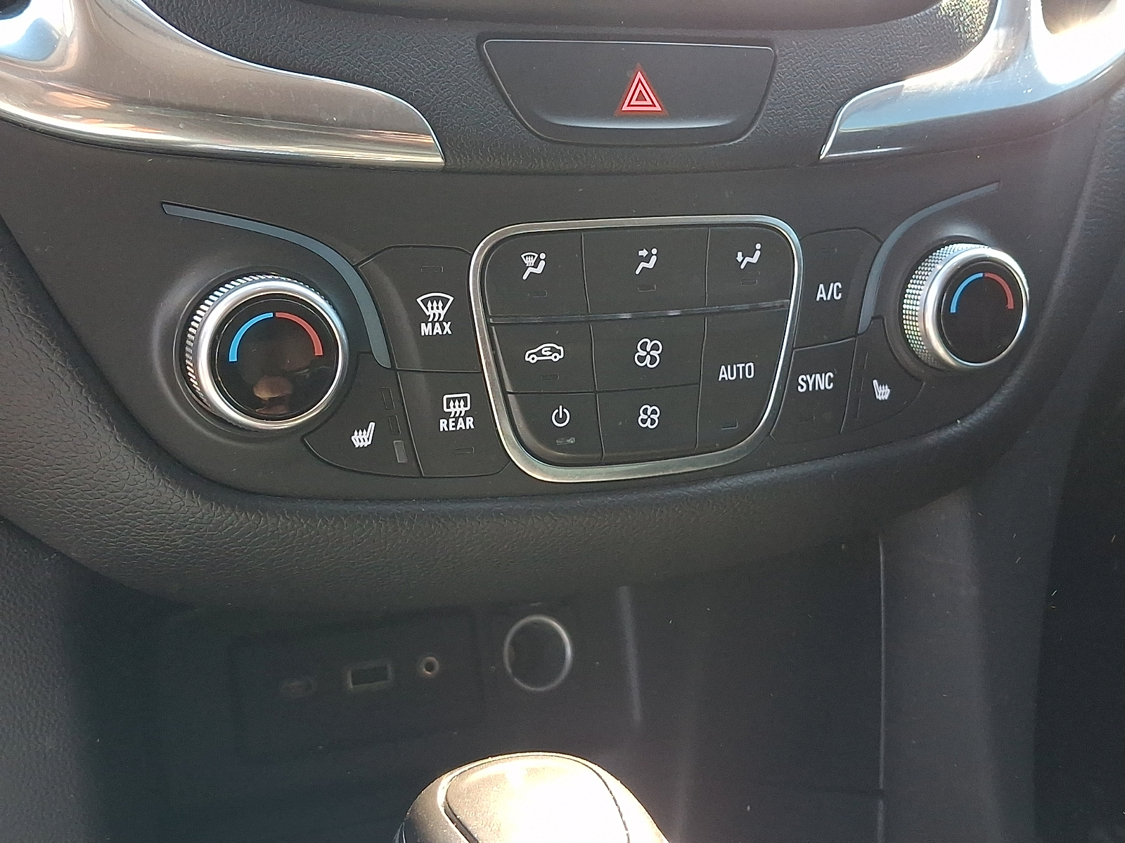 Used 2019 Chevrolet Equinox SUV - photo 17 of 30