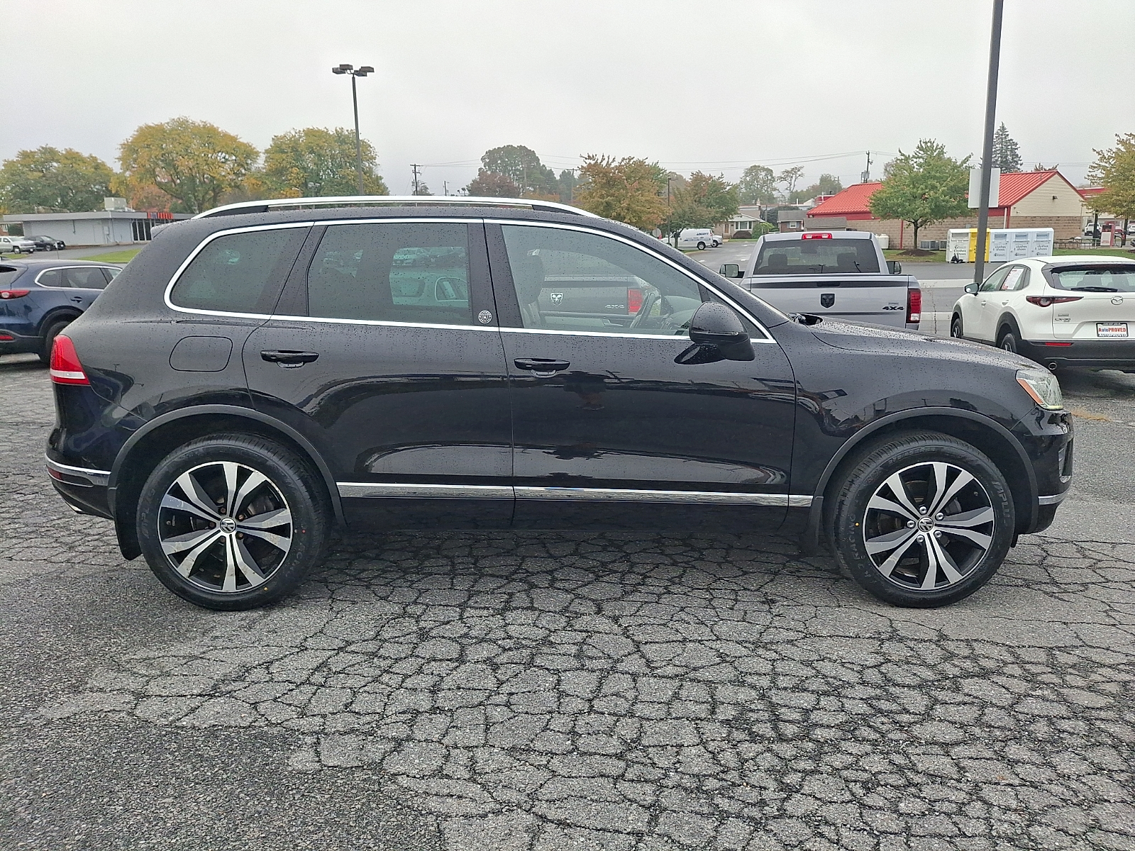 Used 2017 Volkswagen Touareg SUV - photo 7 of 33
