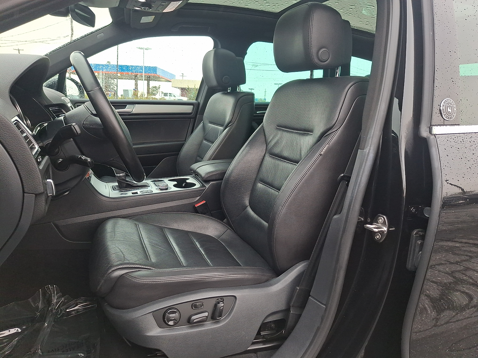 Used 2017 Volkswagen Touareg SUV - photo 13 of 33