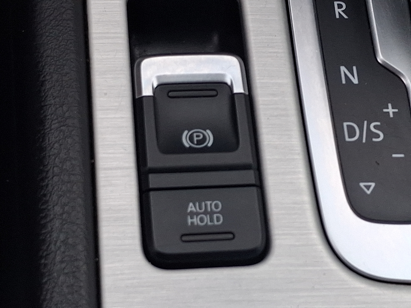 Used 2017 Volkswagen Touareg SUV - photo 26 of 33