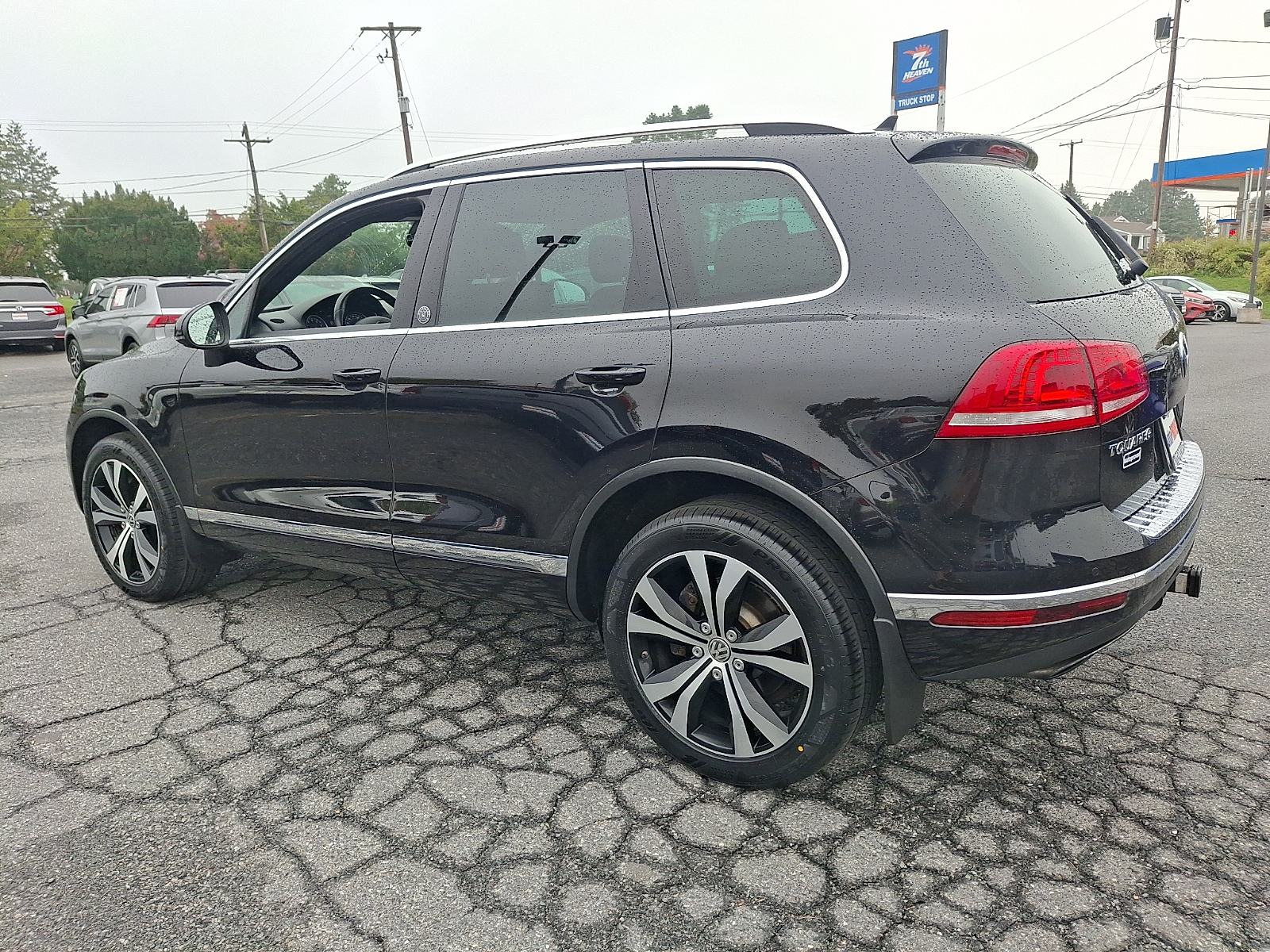 Used 2017 Volkswagen Touareg SUV - photo 4 of 33