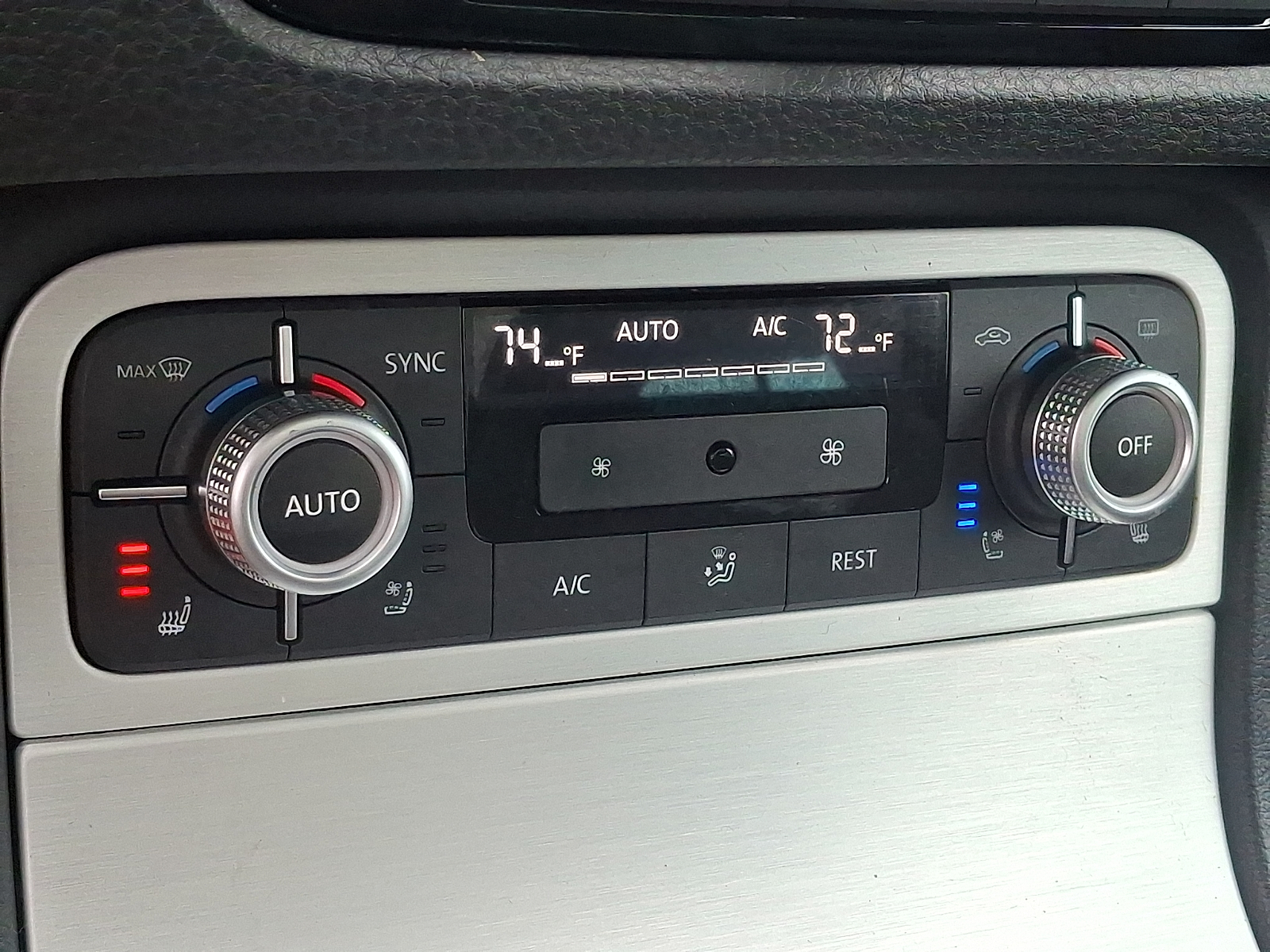 Used 2017 Volkswagen Touareg SUV - photo 16 of 33