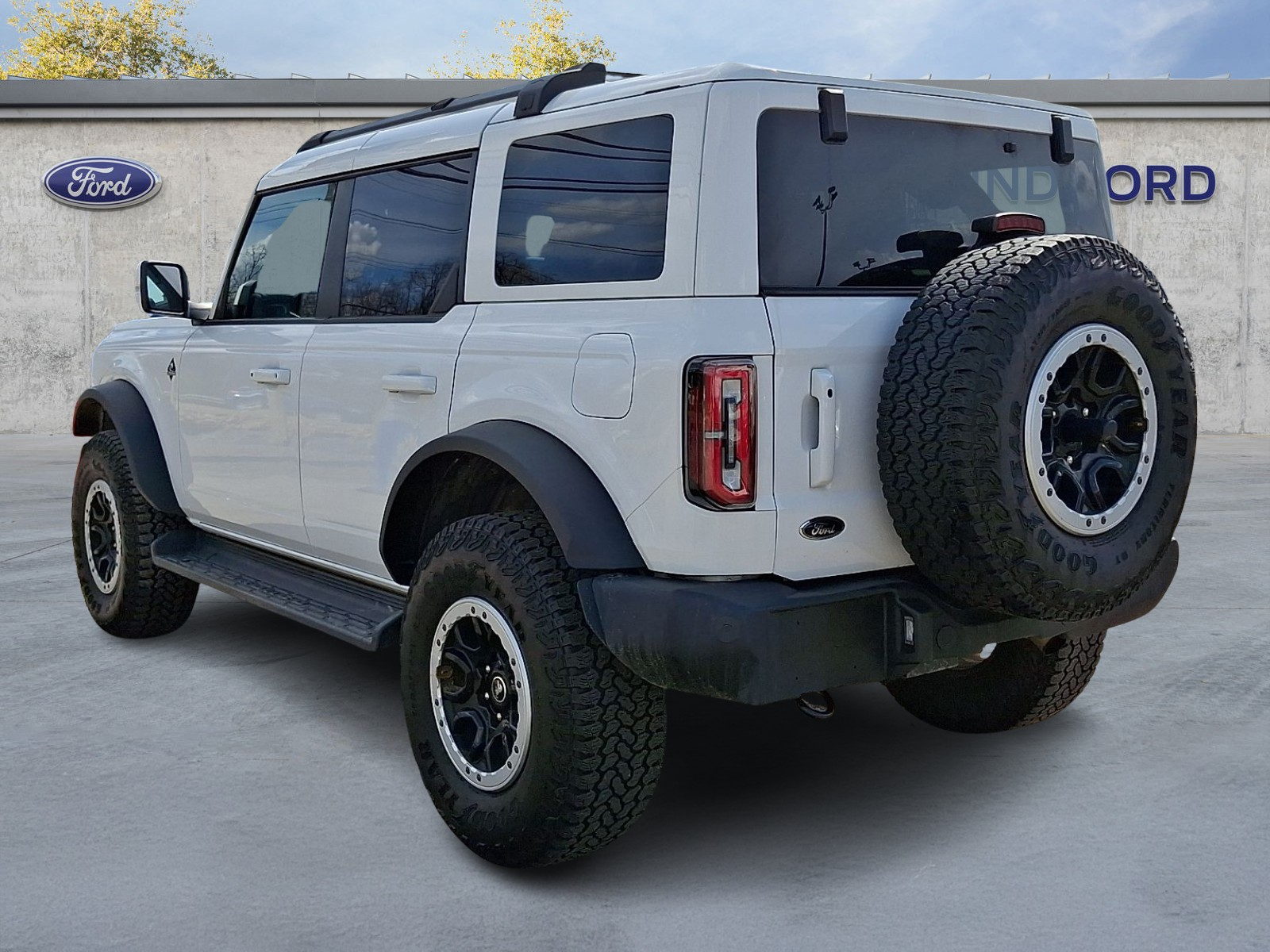 View vehicle photo 4