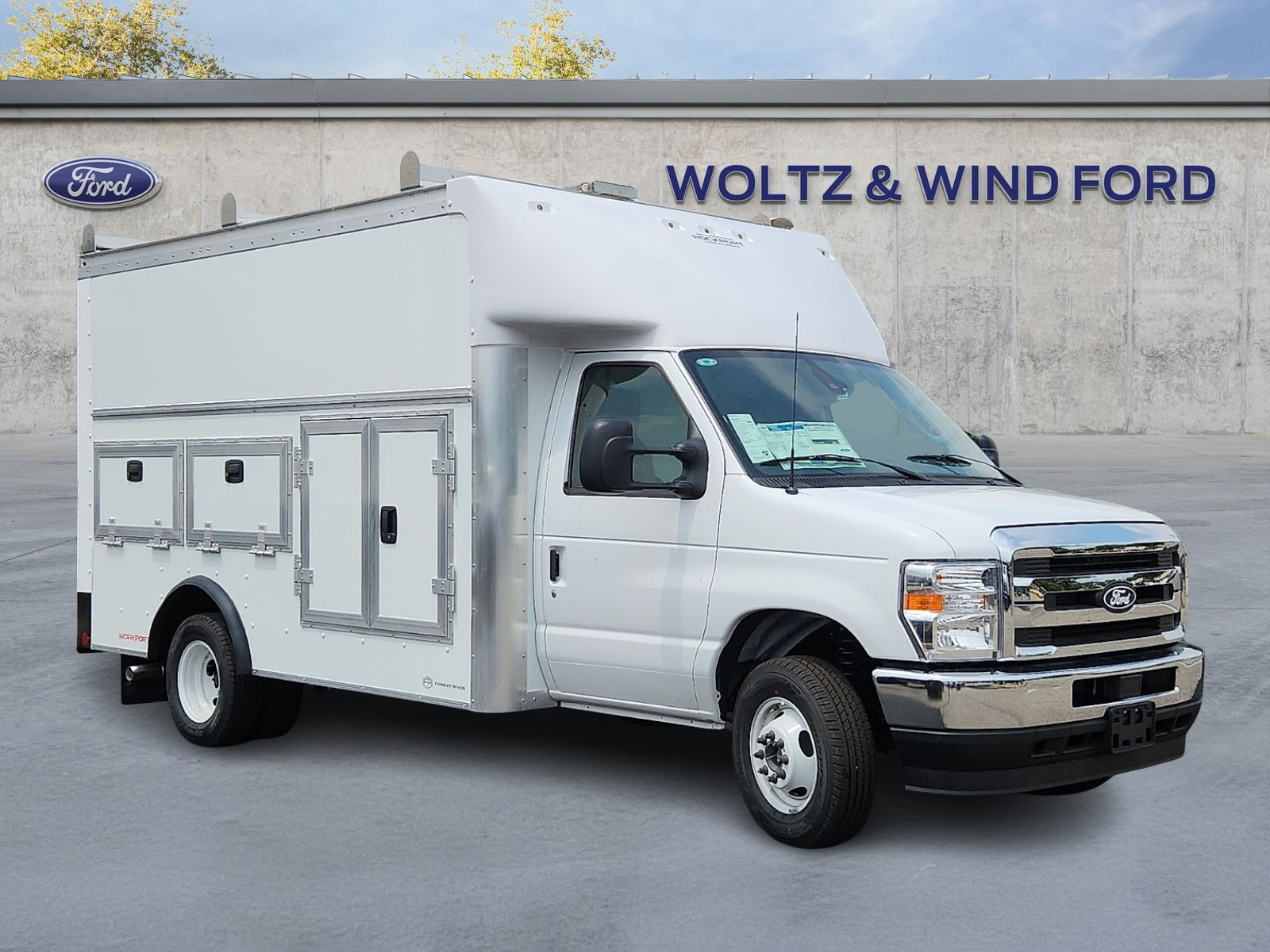 OXFORD WHT 2027 Ford E-Series Chassis Pickup Truck Rear-Wheel Drive 6-Speed Automatic