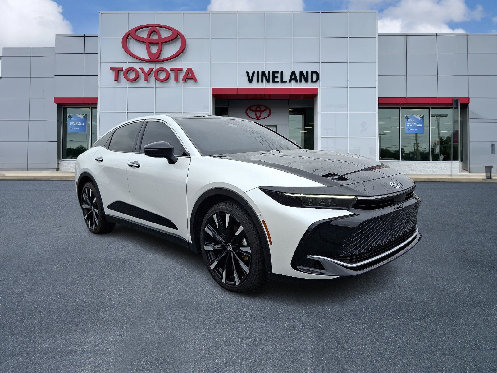 2023 Toyota Crown Platinum's photo