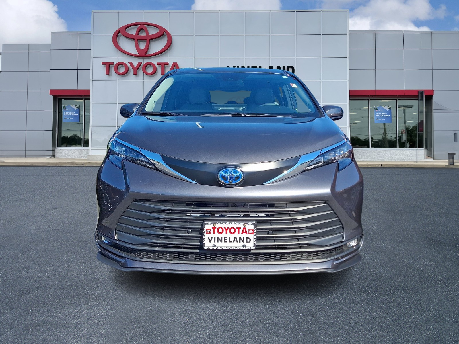 2025 Toyota Sienna XLE photo 2
