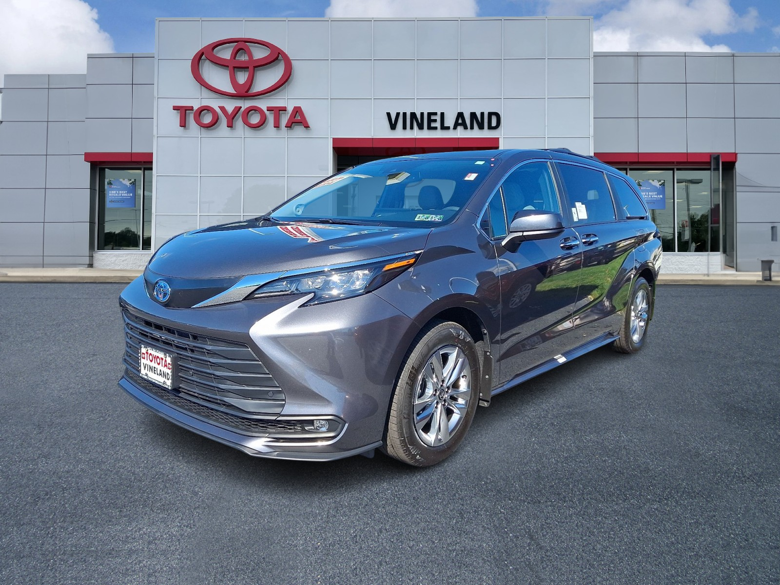 2025 Toyota Sienna XLE photo 3