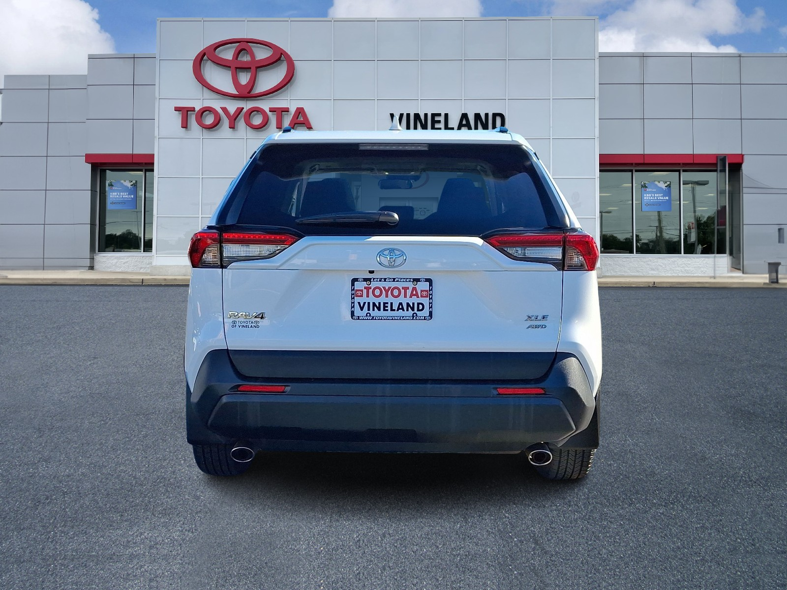 2023 Toyota RAV4 XLE photo 4