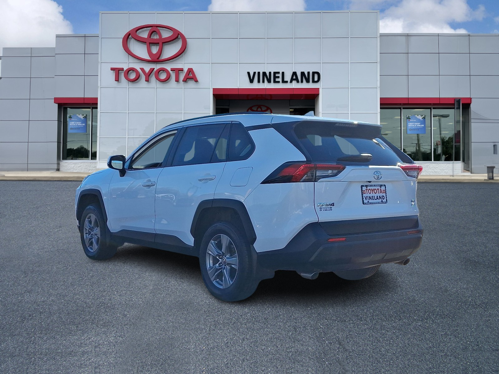 2023 Toyota RAV4 XLE photo 3