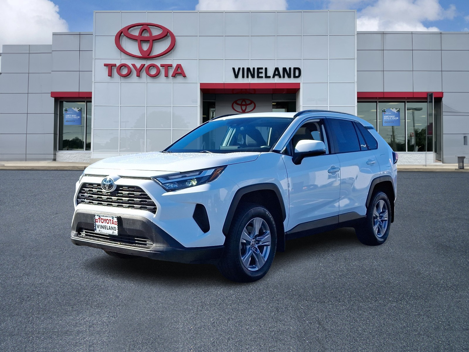 2023 Toyota RAV4 XLE photo 2