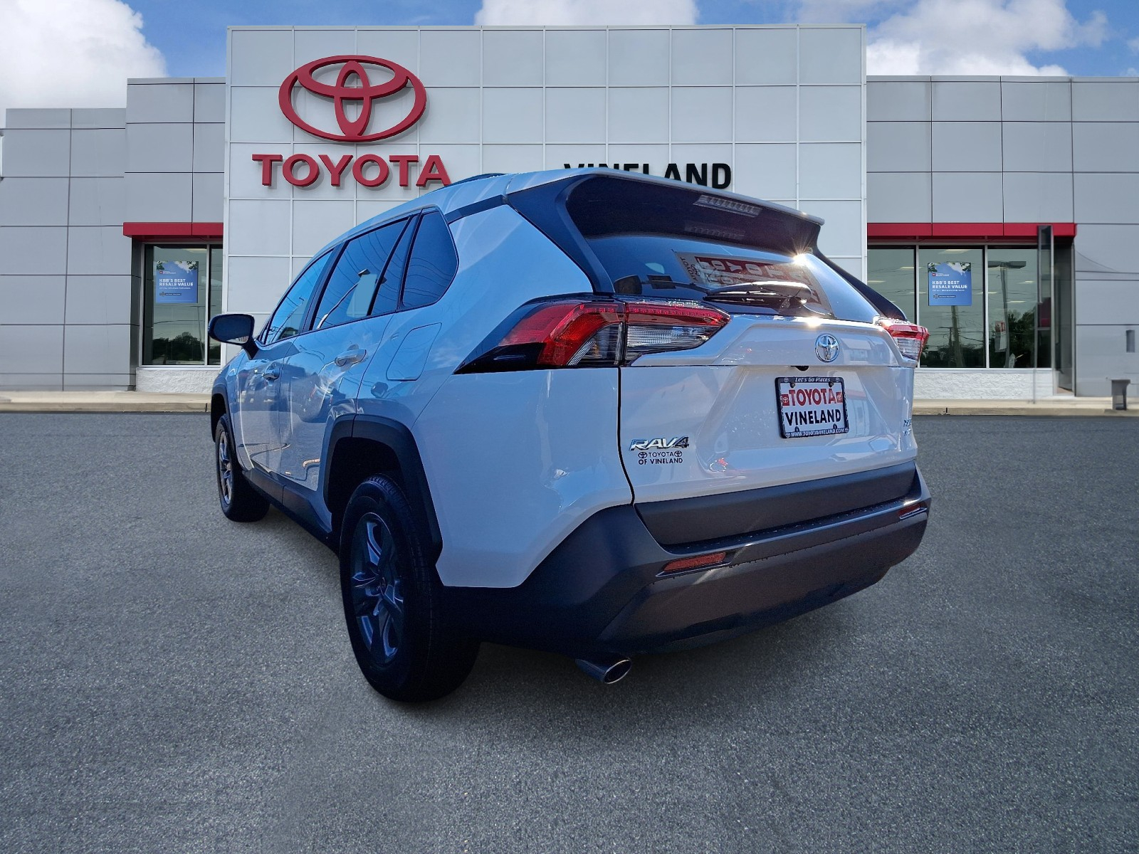 2025 Toyota RAV4 XLE photo 3