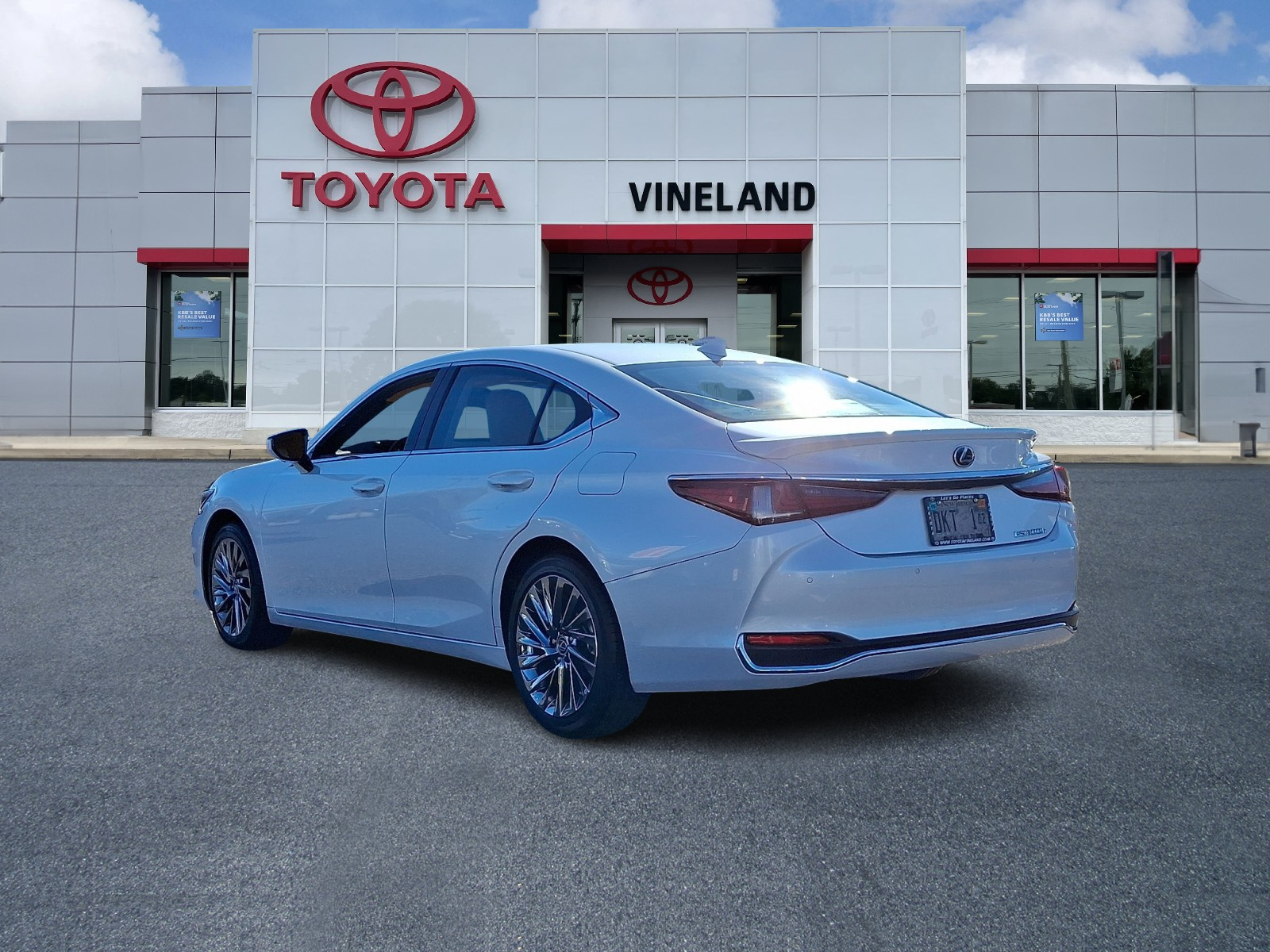 2024 Lexus ES 300h Luxury photo 4