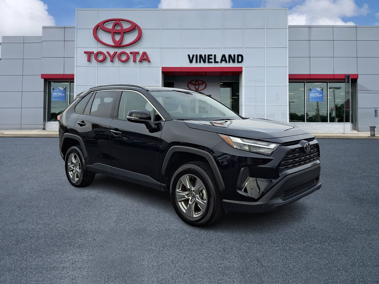 2024 Toyota RAV4 XLE's photo