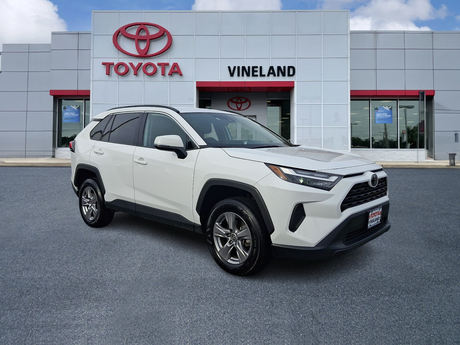 2024 Toyota RAV4 XLE's photo