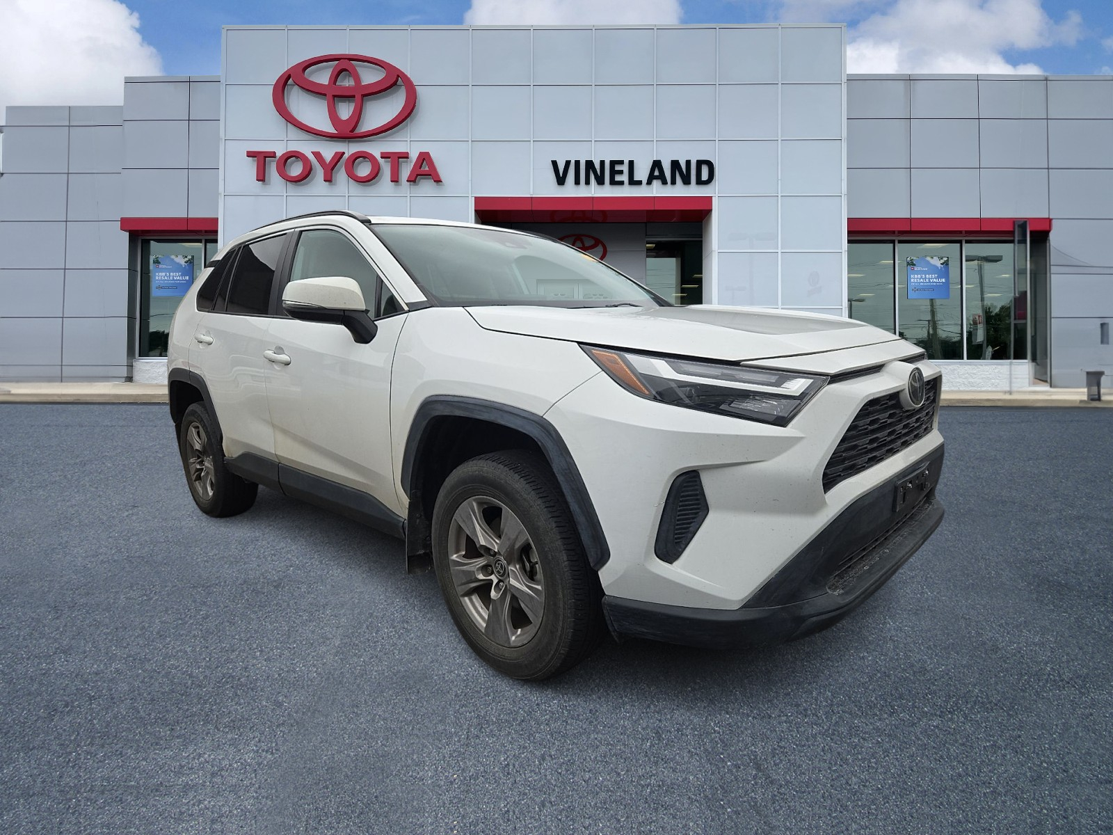 2022 Toyota RAV4 XLE's photo