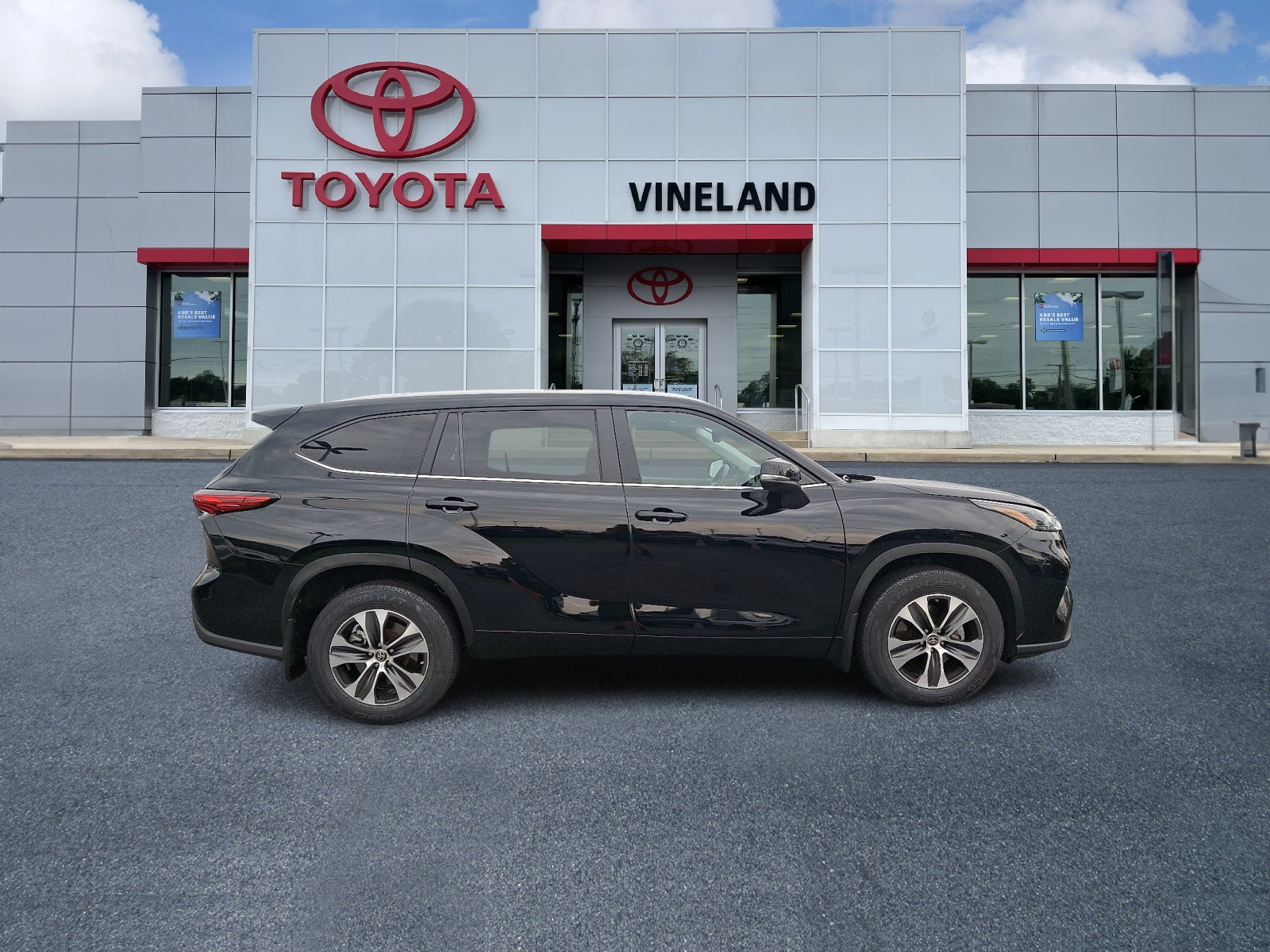 2023 Toyota Highlander XLE photo 3