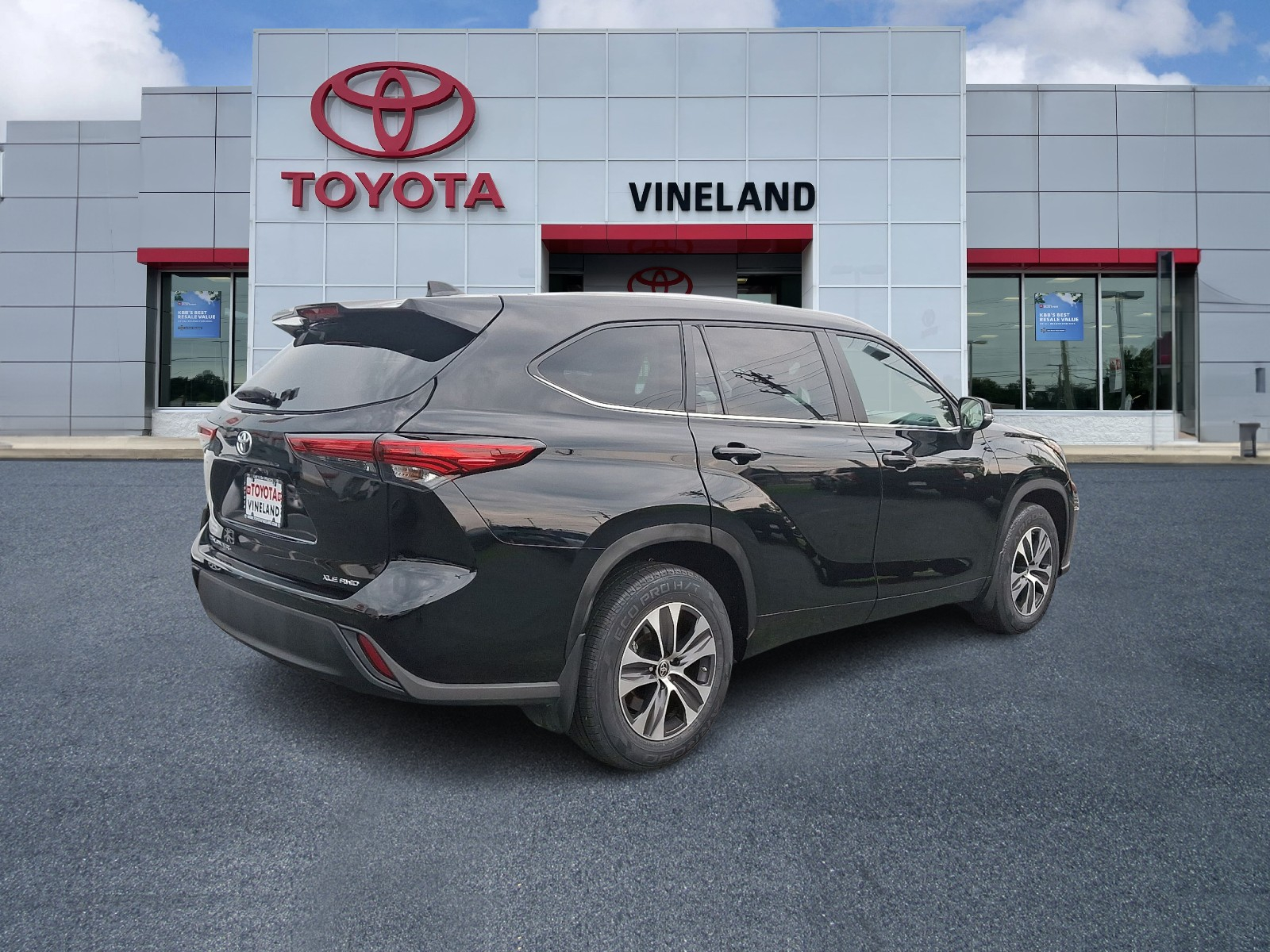 2023 Toyota Highlander XLE photo 2