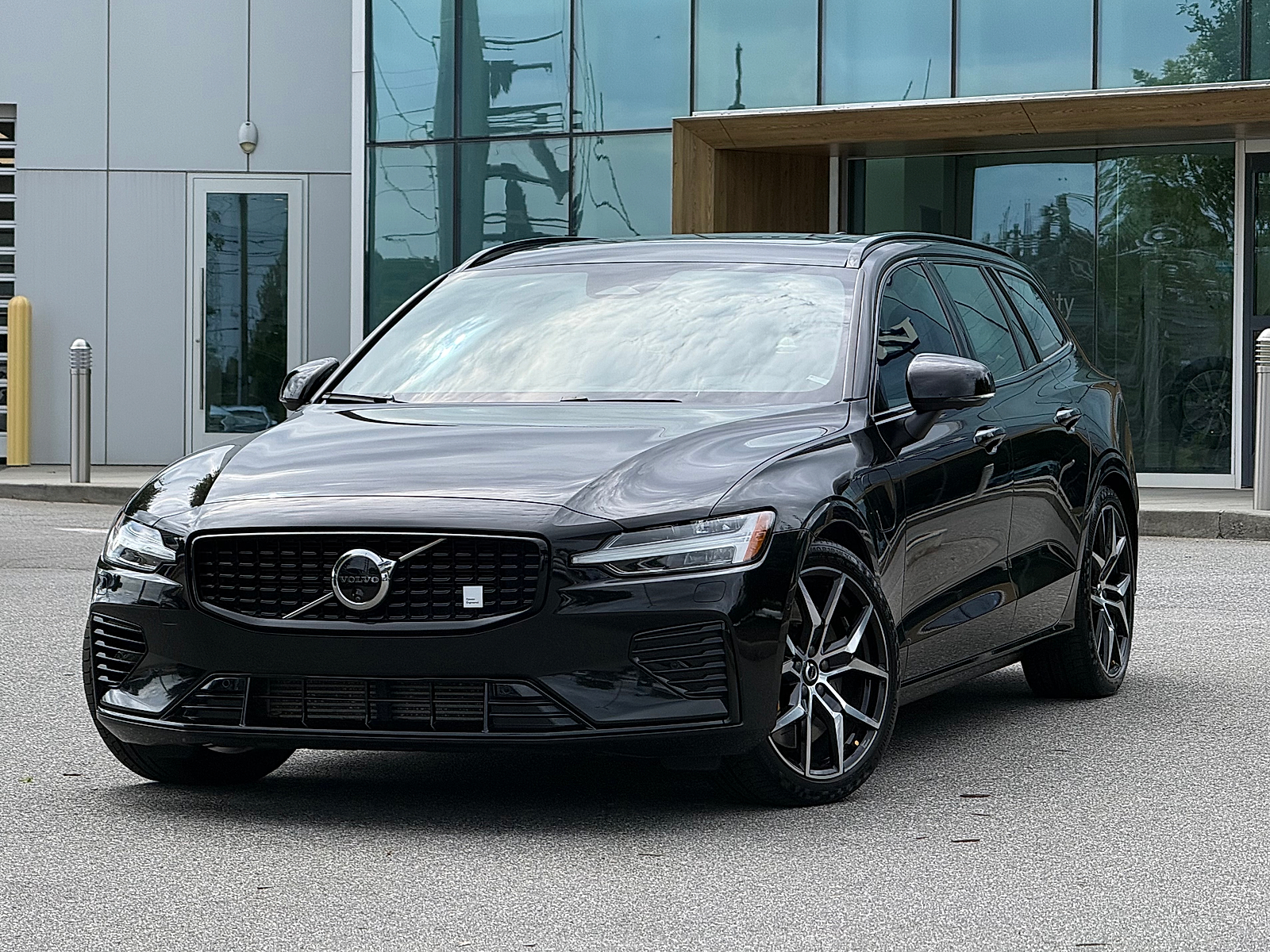 Onyx Black Metallic 2024 Volvo V60 Hybrid Plug-in Wagon All-Wheel Drive Automatic