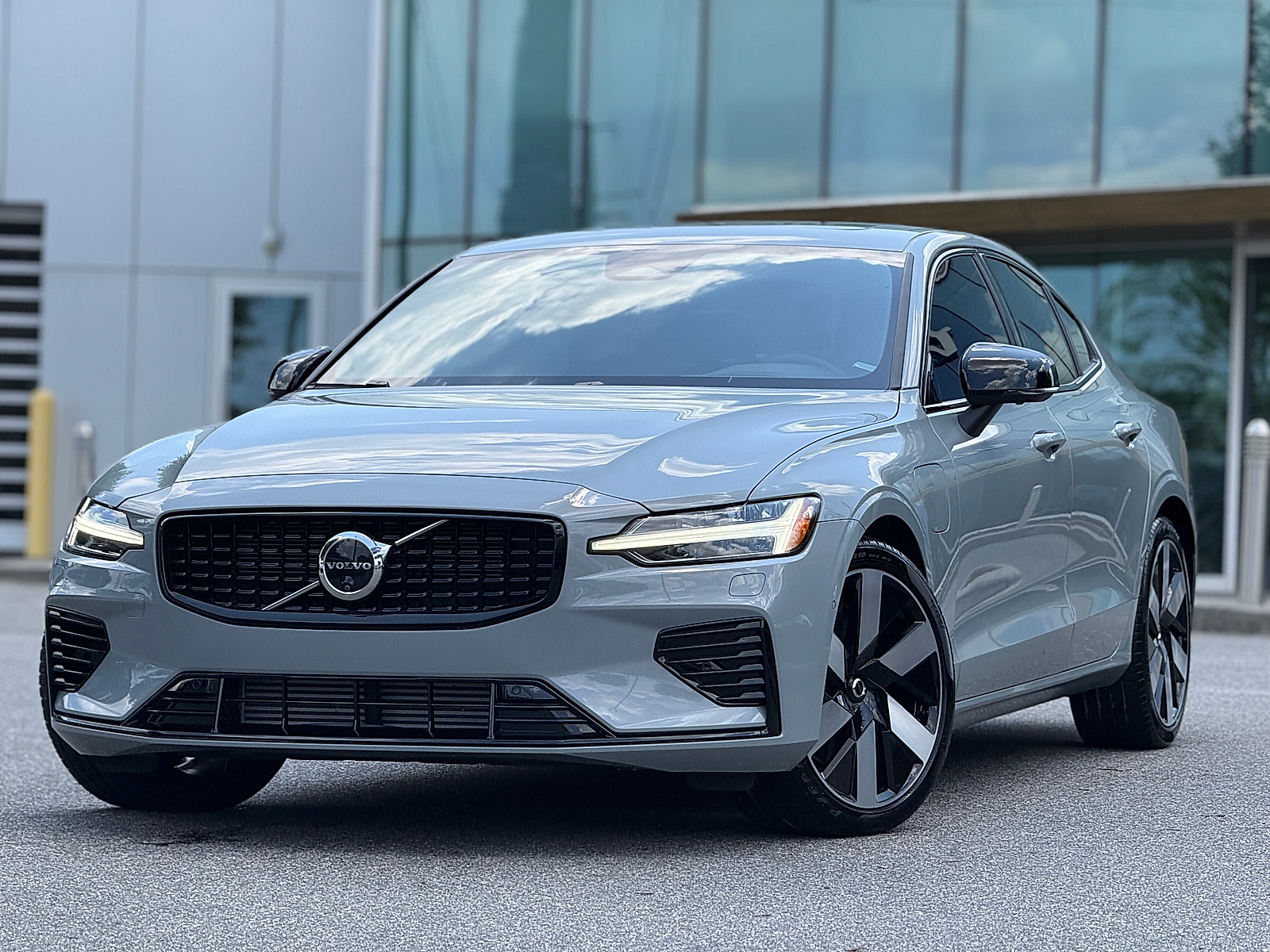 Gray (Vapour Grey Metallic) 2025 Volvo S60 Recharge T8 Ultra eAWD Sedan All-Wheel Drive Automatic