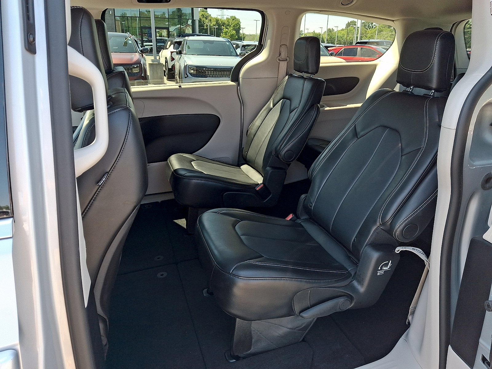 Used 2024 Chrysler Pacifica Van