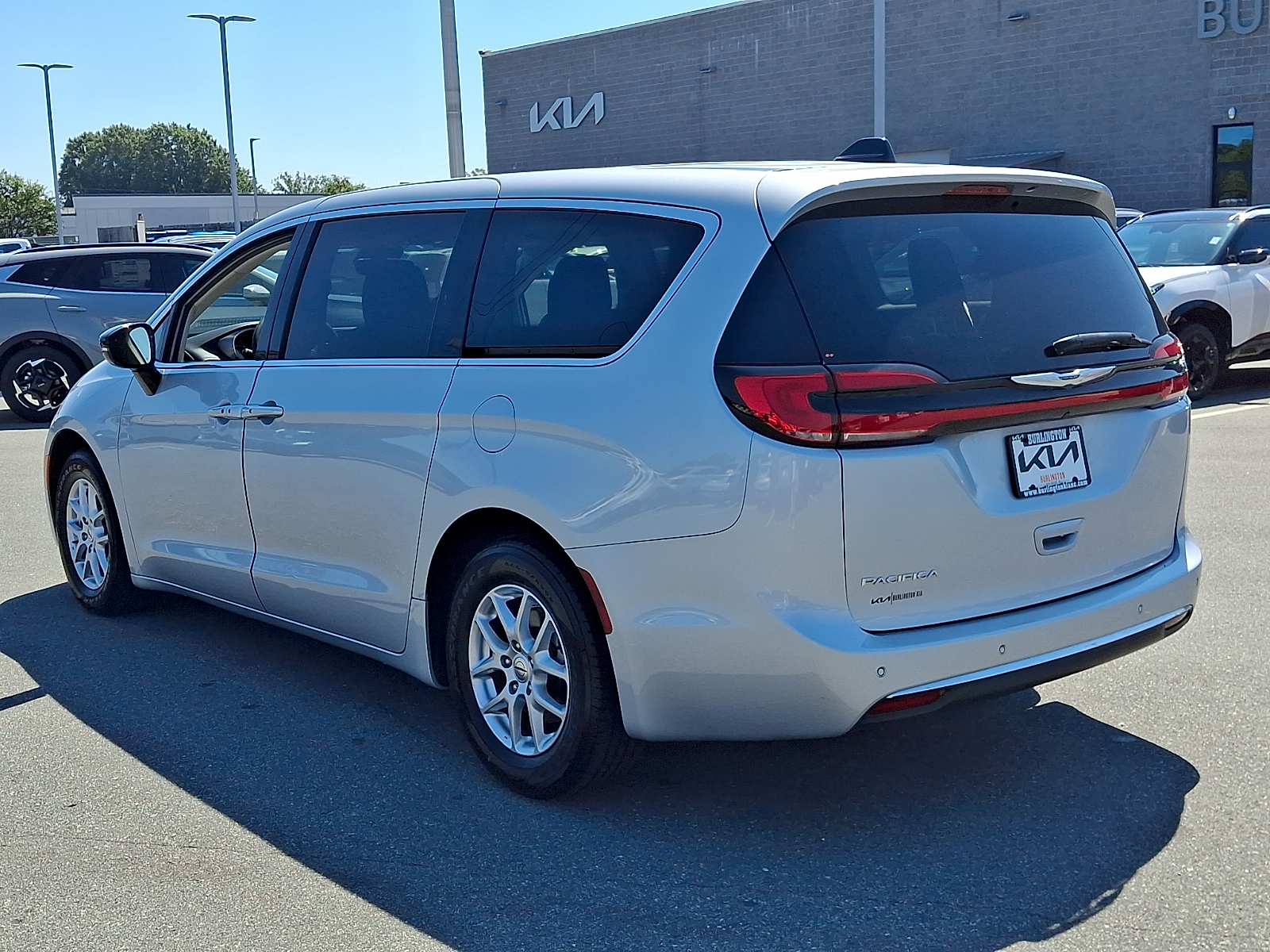 Used 2024 Chrysler Pacifica Van