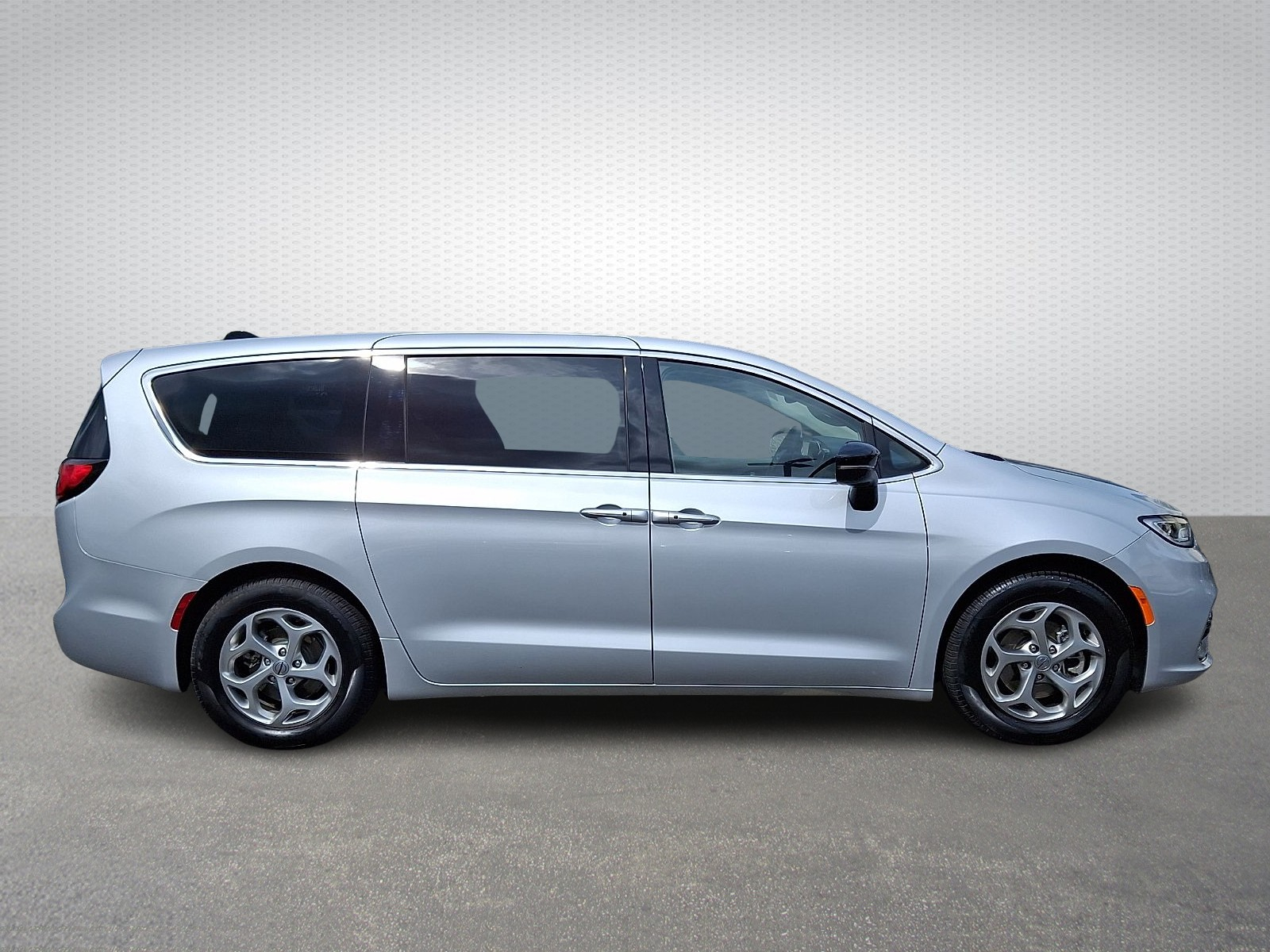 View vehicle photo 7