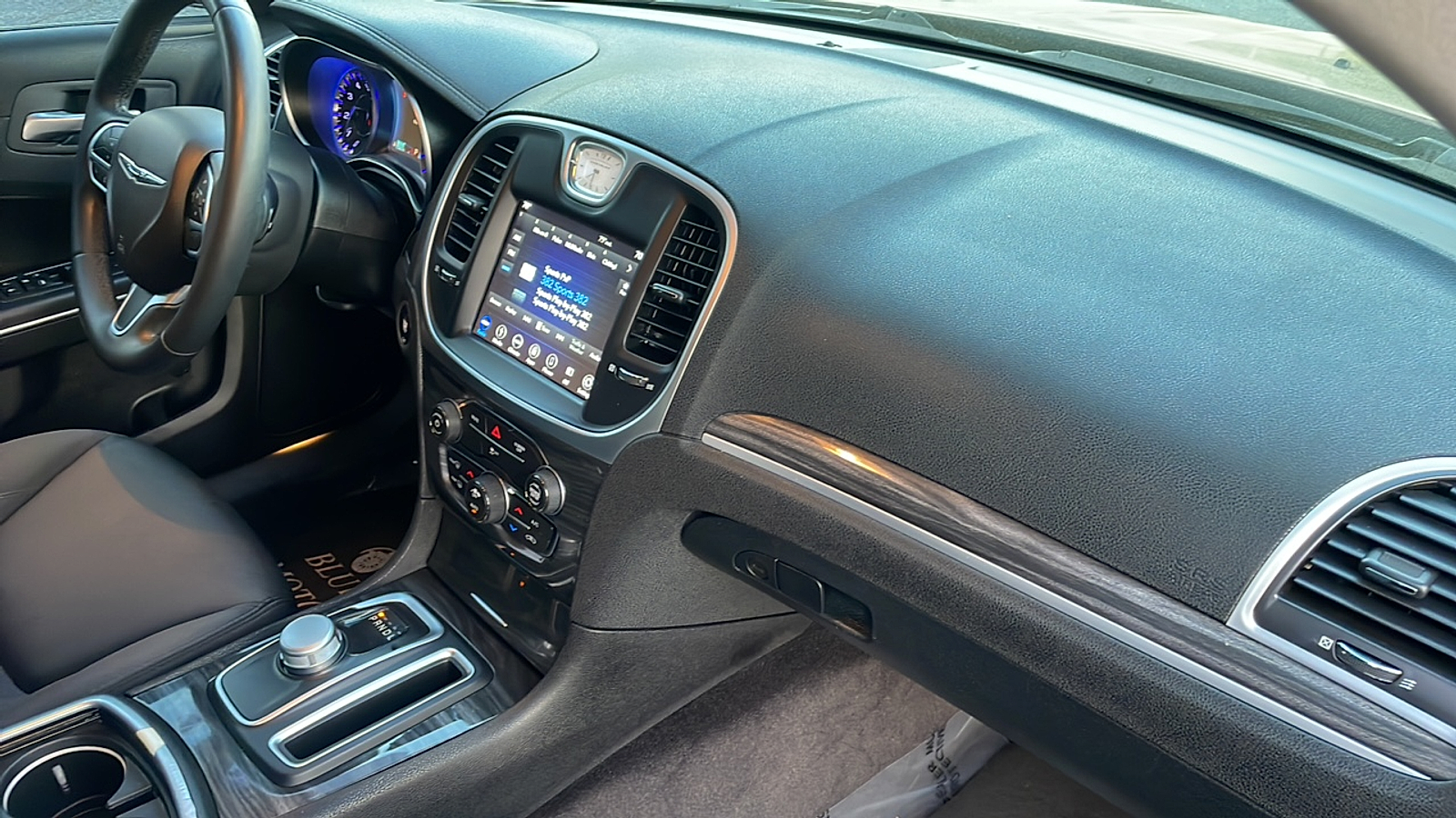 2018 Chrysler 300 Touring photo 20