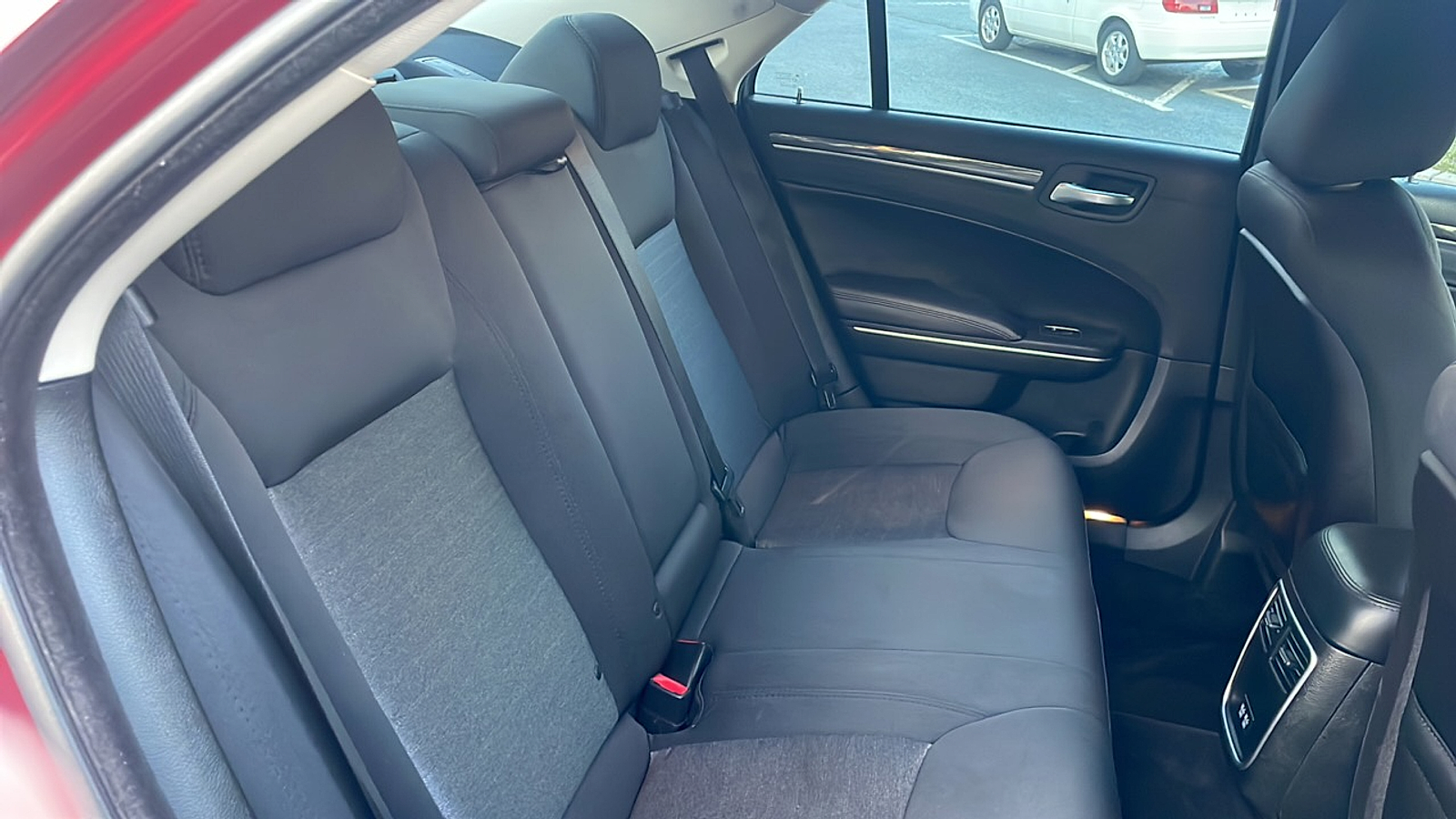 2018 Chrysler 300 Touring photo 19
