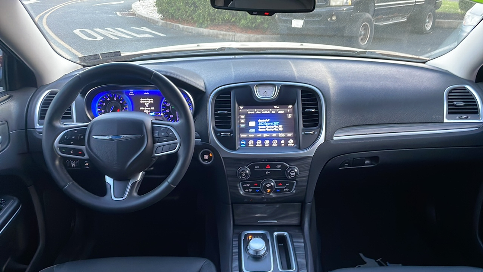 2018 Chrysler 300 Touring photo 17