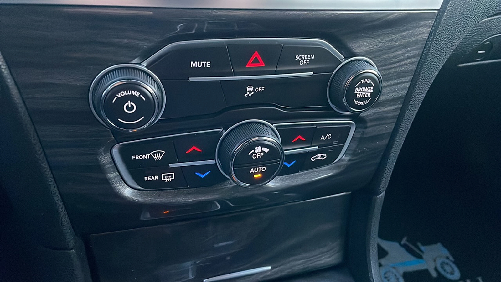 2018 Chrysler 300 Touring photo 32