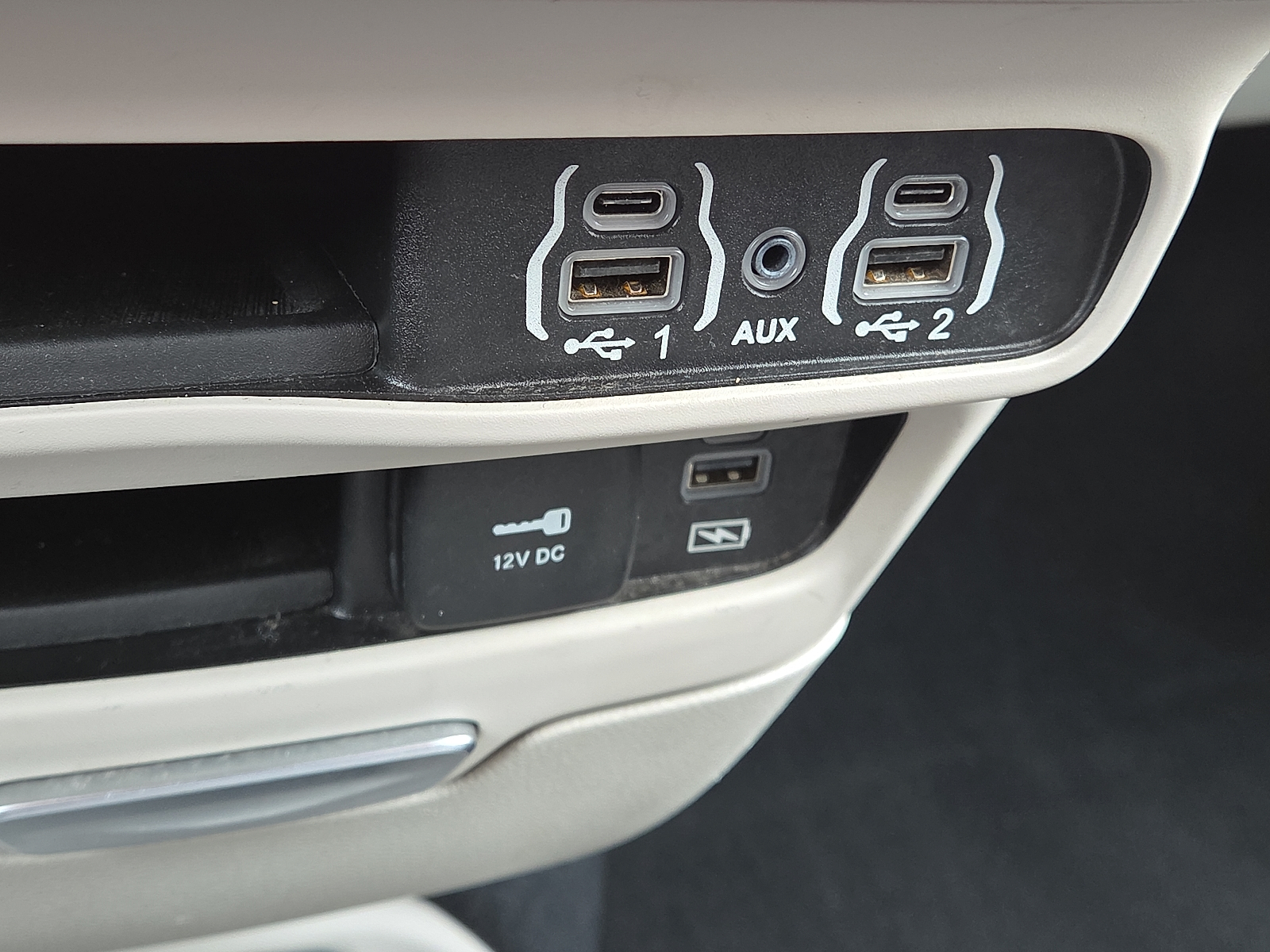 2022 Chrysler Pacifica Touring L photo 2