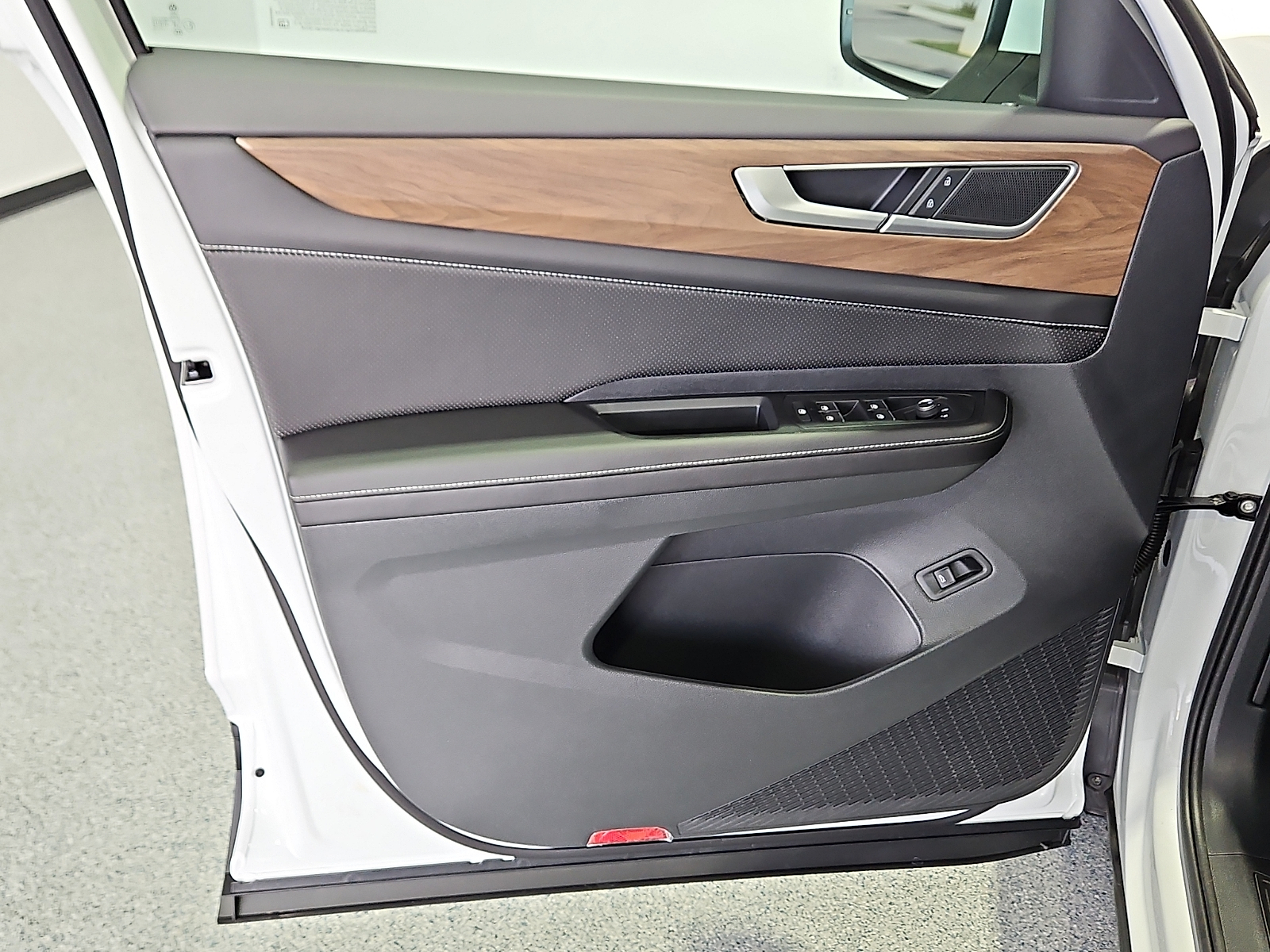 2026 Volkswagen Atlas SE with Technology Opal White Pearl at Bobby Duby Motors
