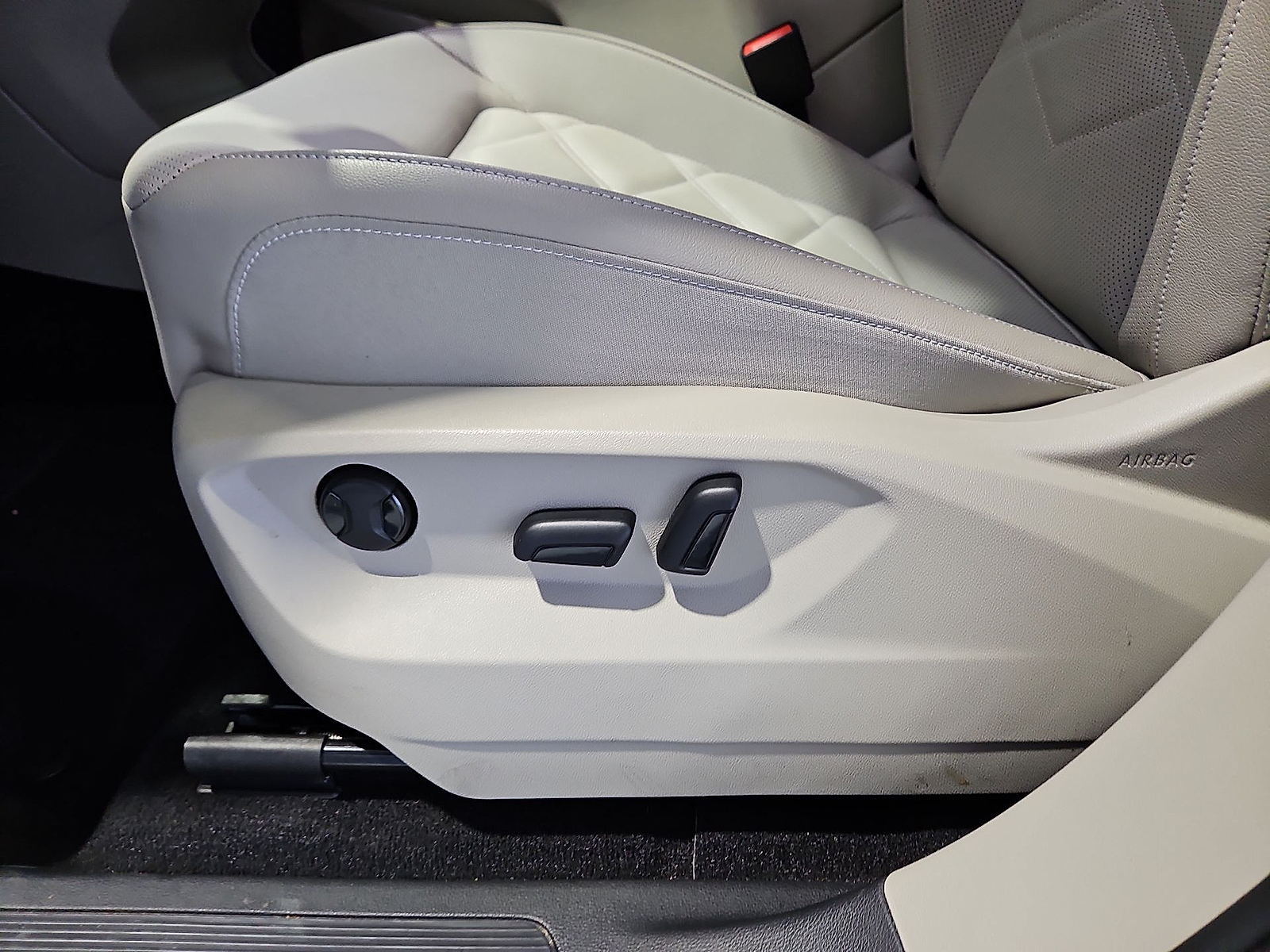 2025 Volkswagen Atlas photo 17 of 22