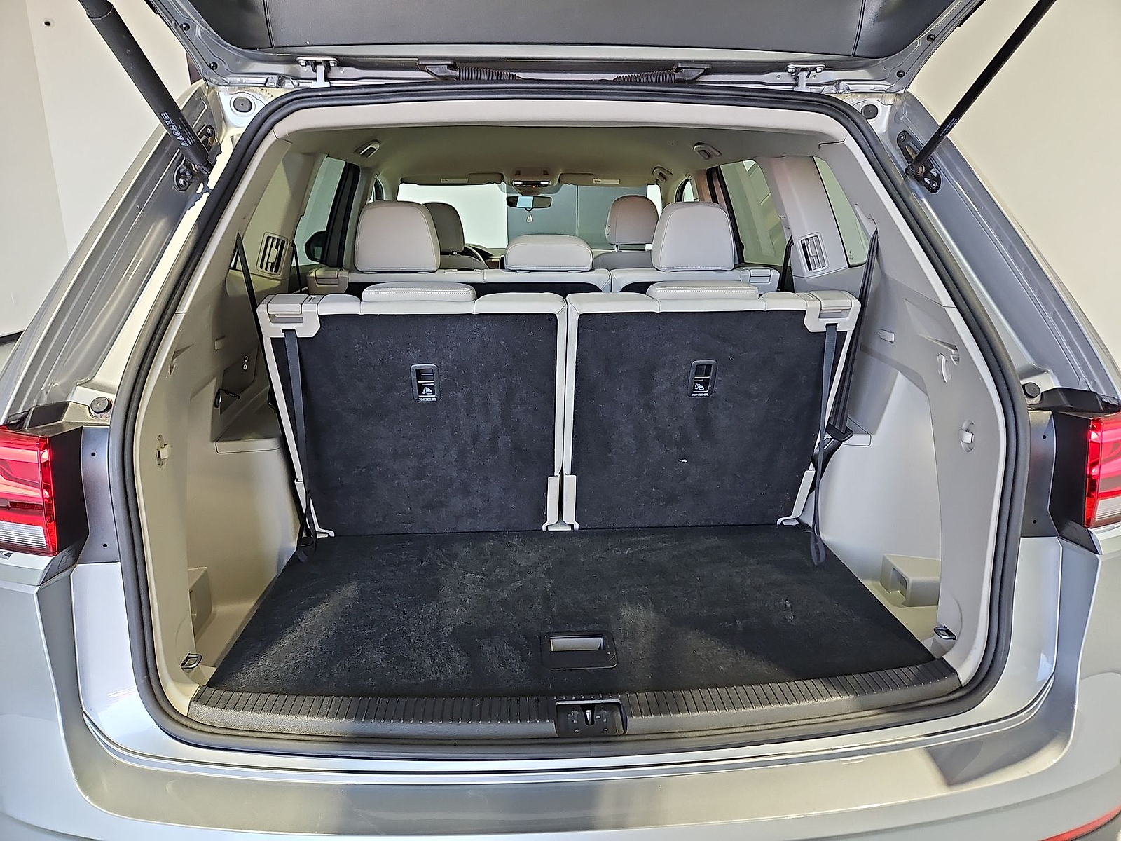 2025 Volkswagen Atlas photo 12 of 22