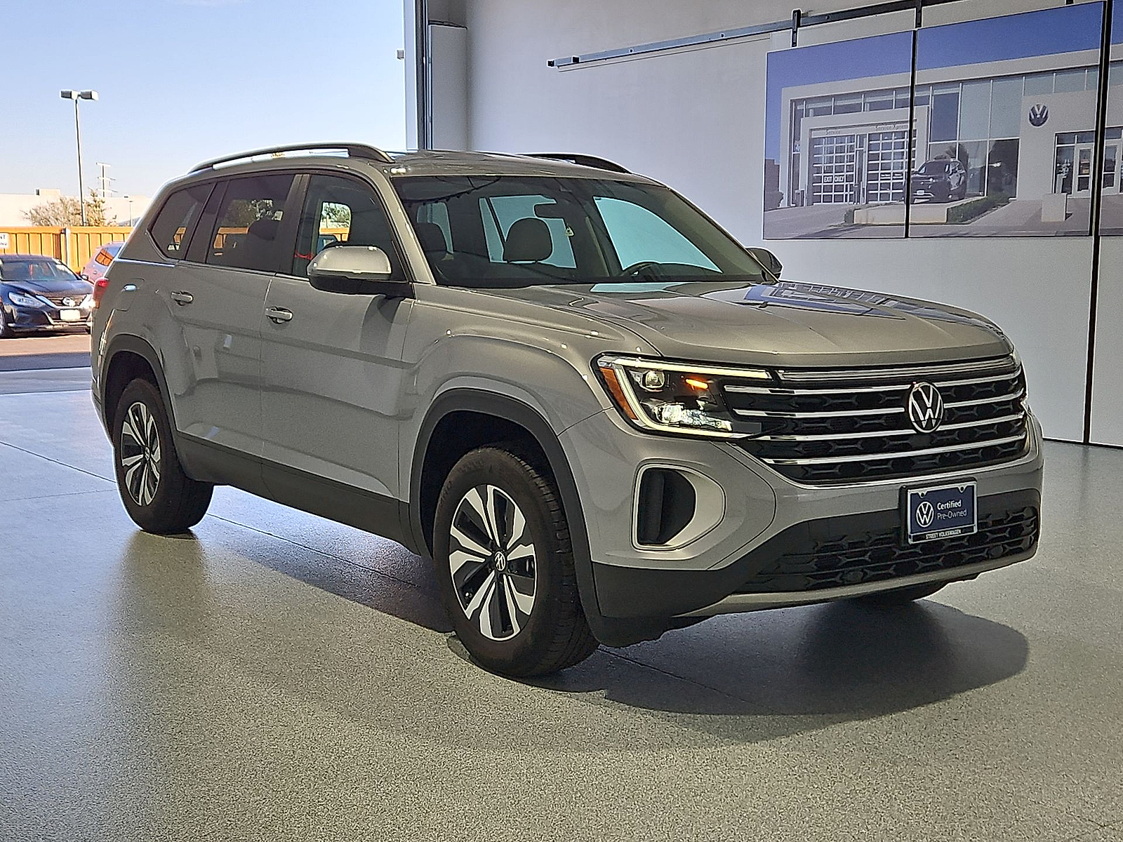 2025 Volkswagen Atlas photo 2 of 22