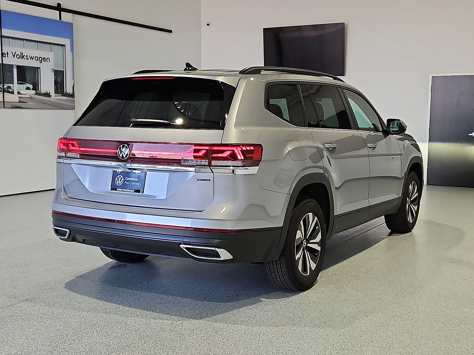 2025 Volkswagen Atlas photo 8 of 22