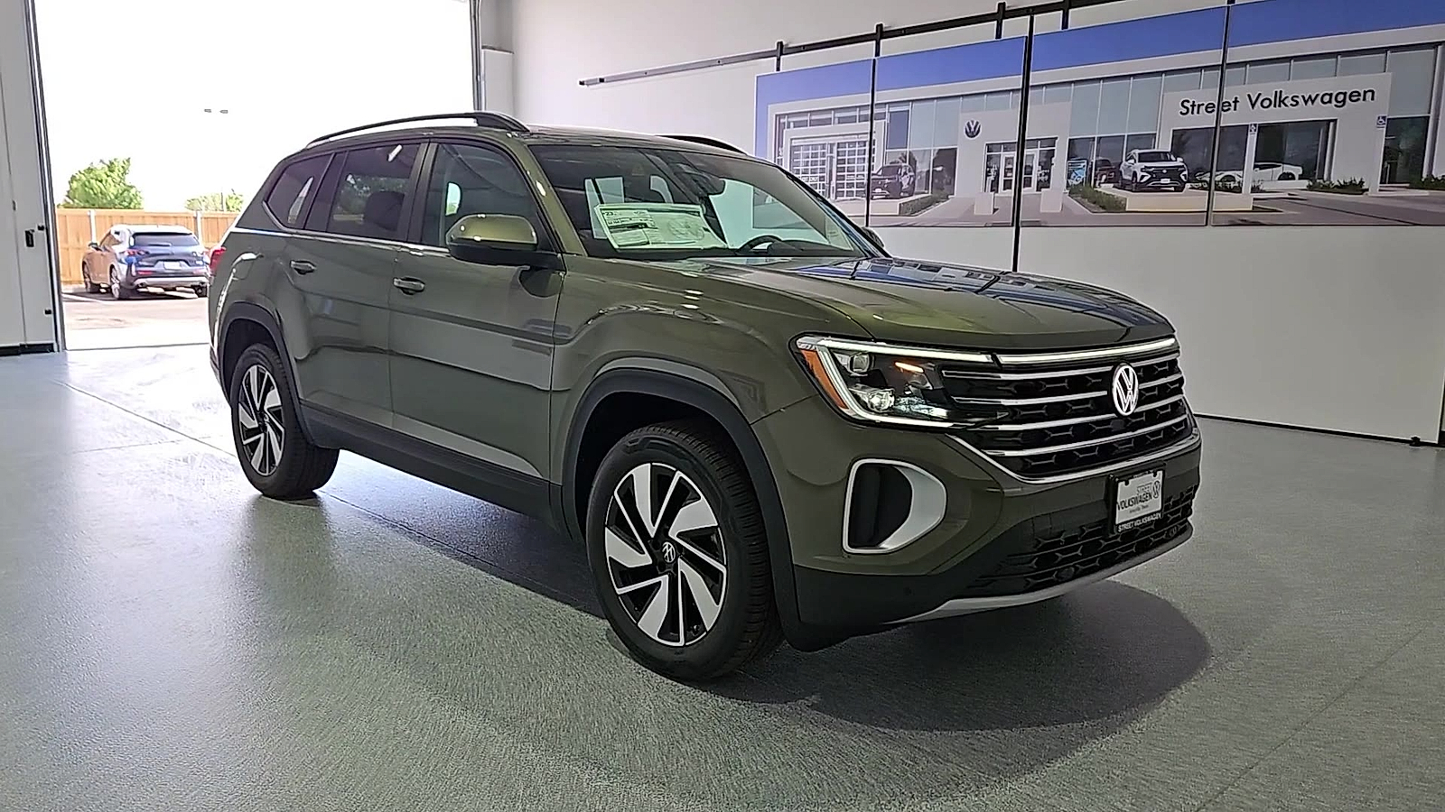 2026 Volkswagen Atlas photo 2 of 22