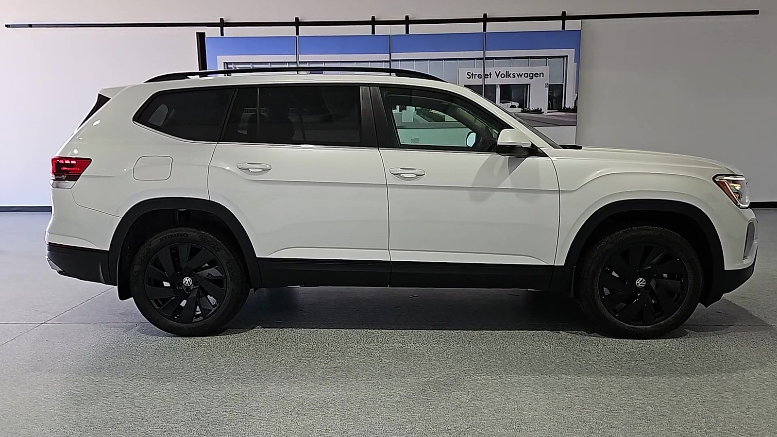 2026 Volkswagen Atlas photo 9 of 22